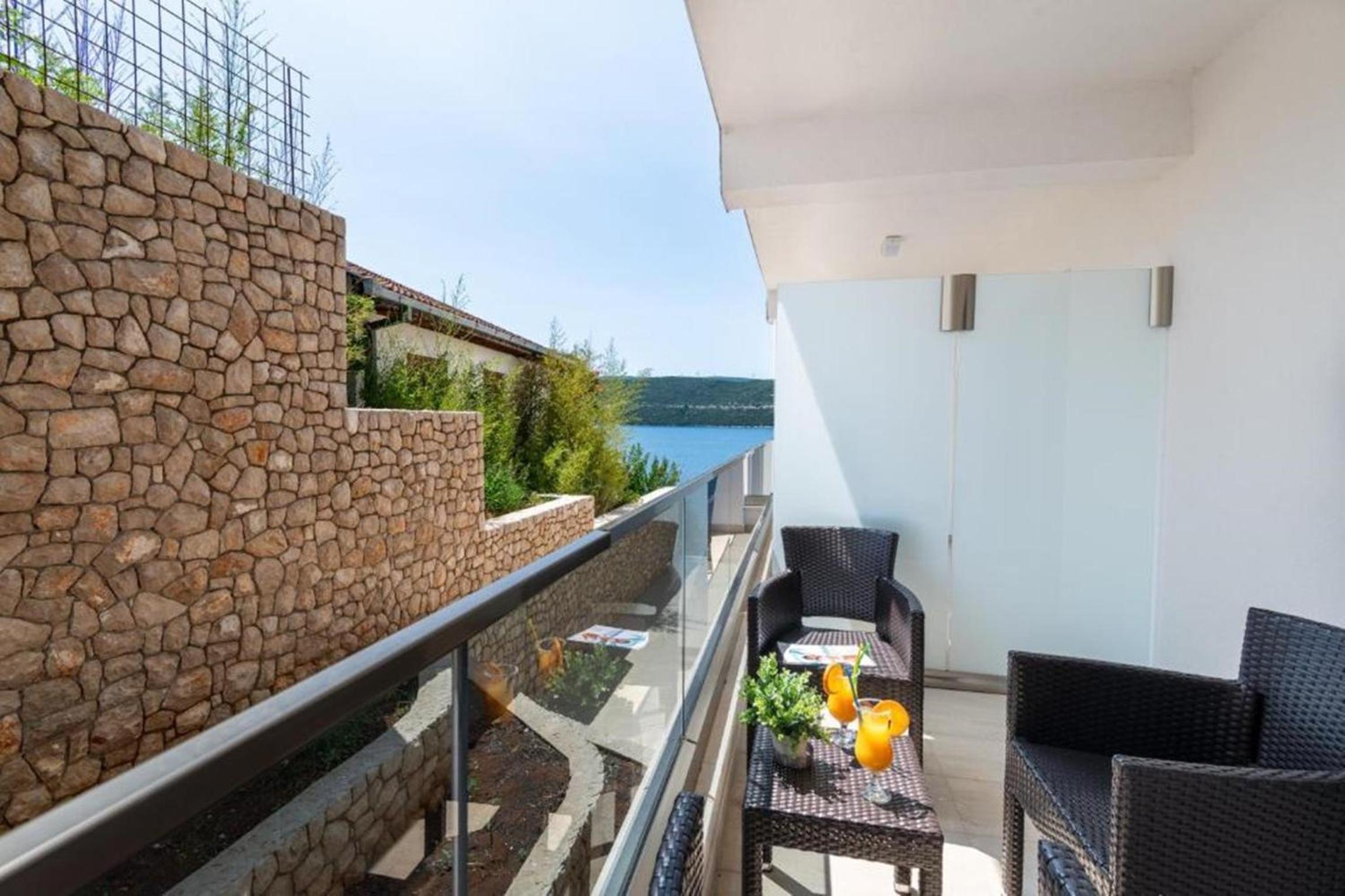 Deluxe Triple Room with Sea View photo 3