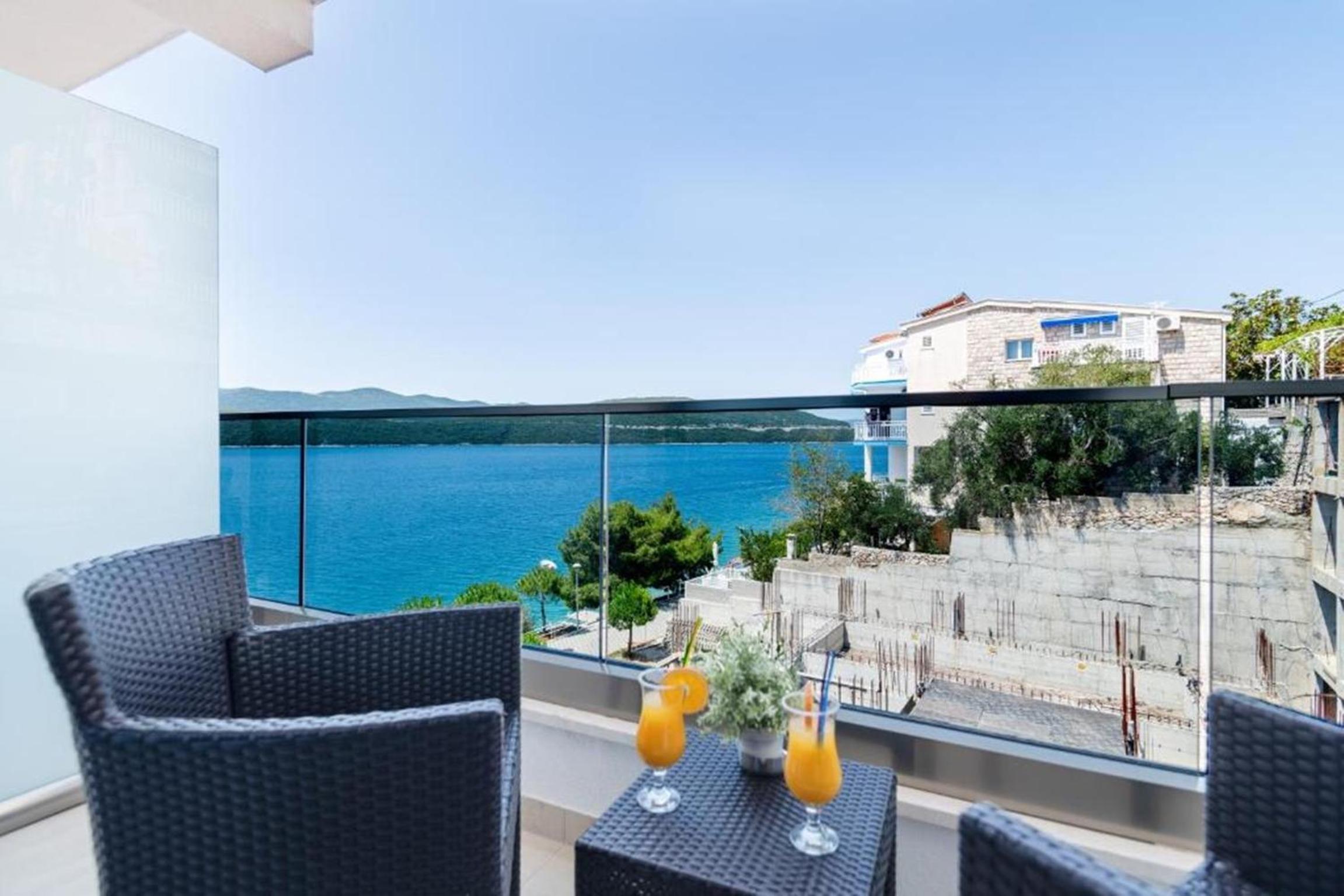 Double Room with Balcony and Side Sea View photo 2