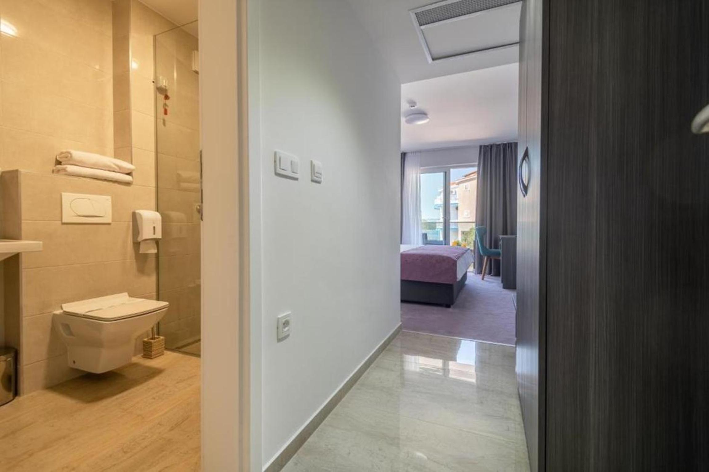 Double Room with Balcony and Side Sea View photo 3