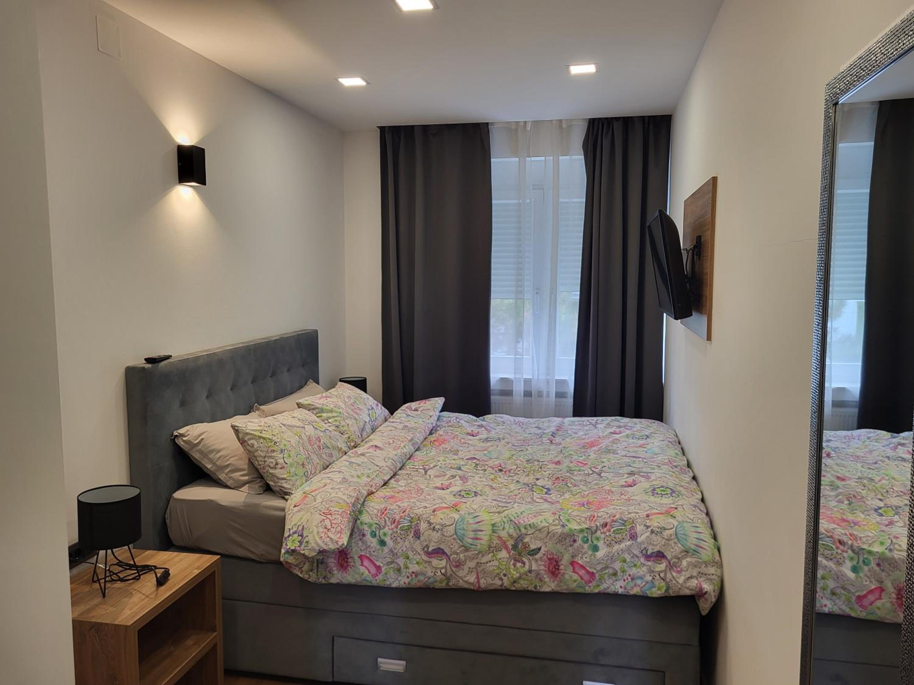 One-Bedroom Apartment - Photo 1