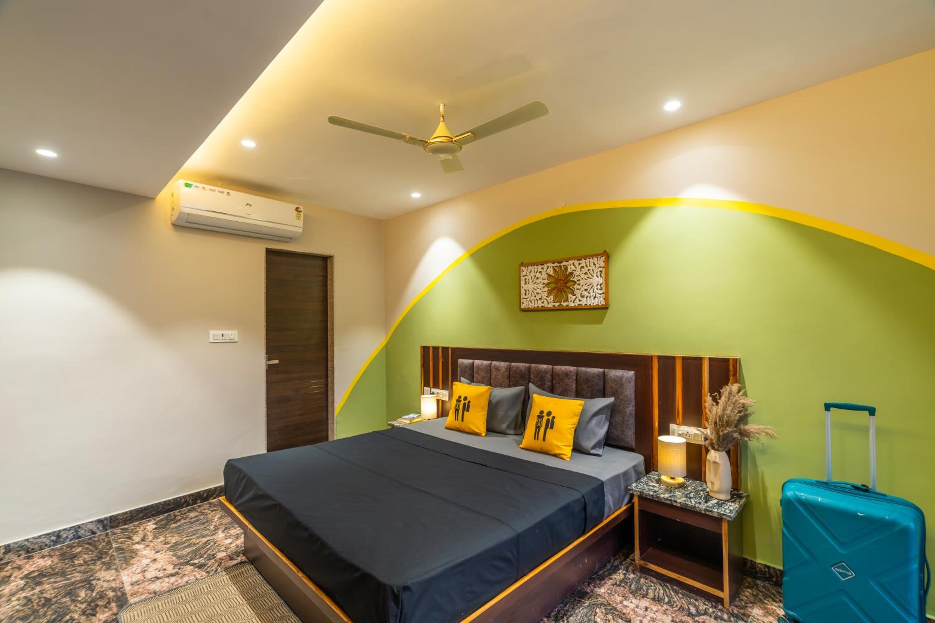 Deluxe Double Room with Balcony - Photo 5