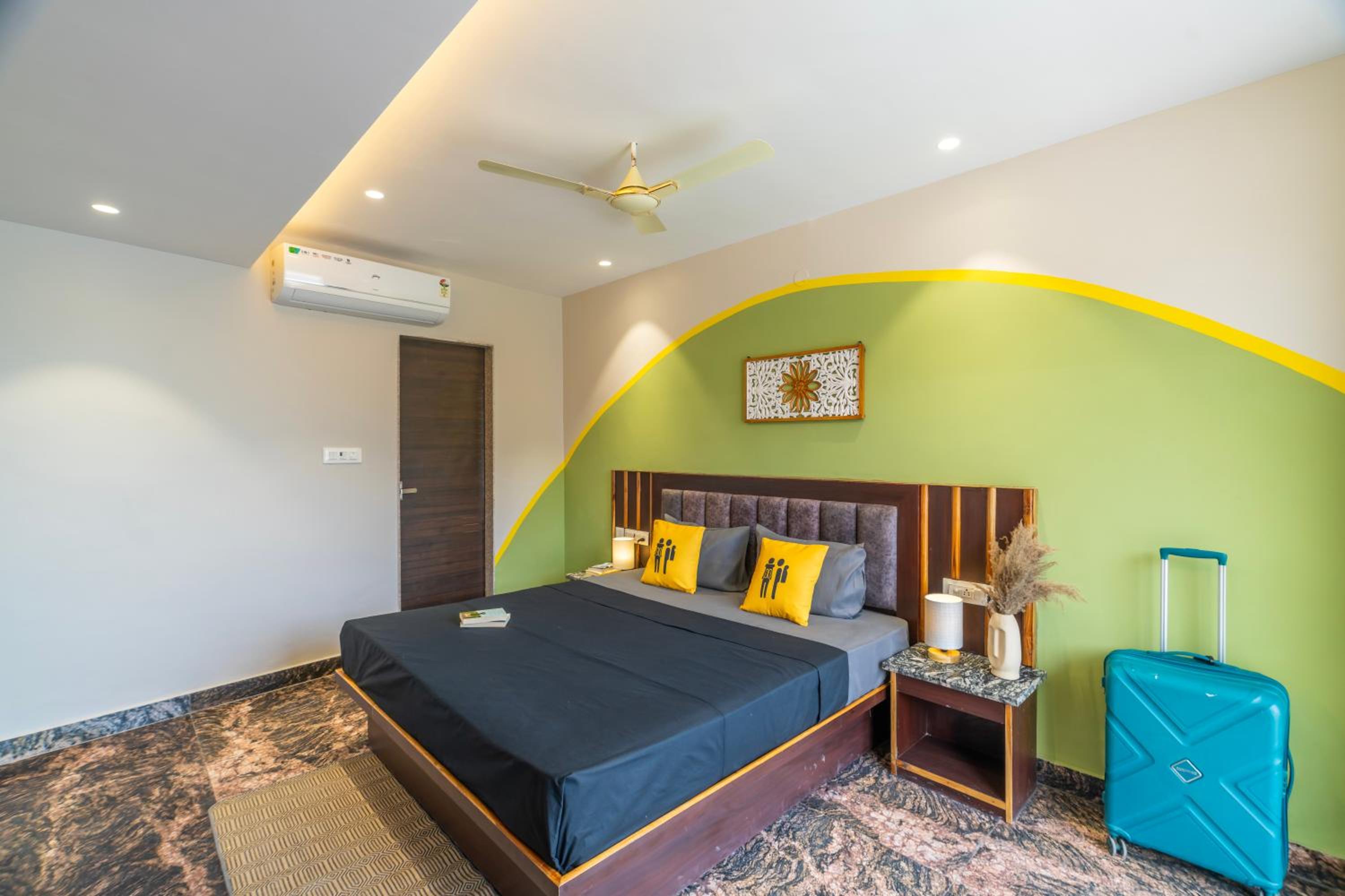 Deluxe Double Room with Balcony - Photo 3