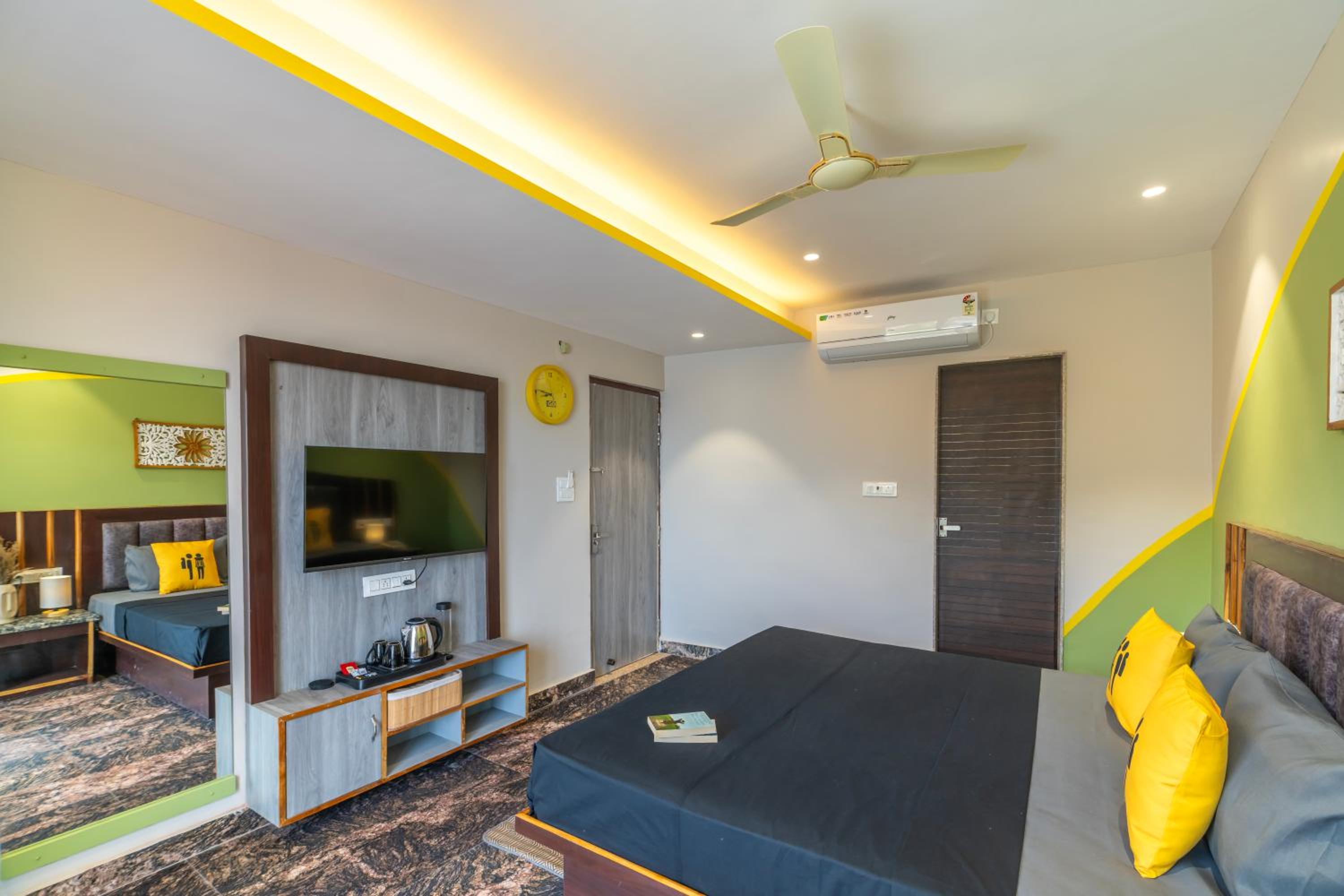 Deluxe Double Room with Balcony - Photo 4