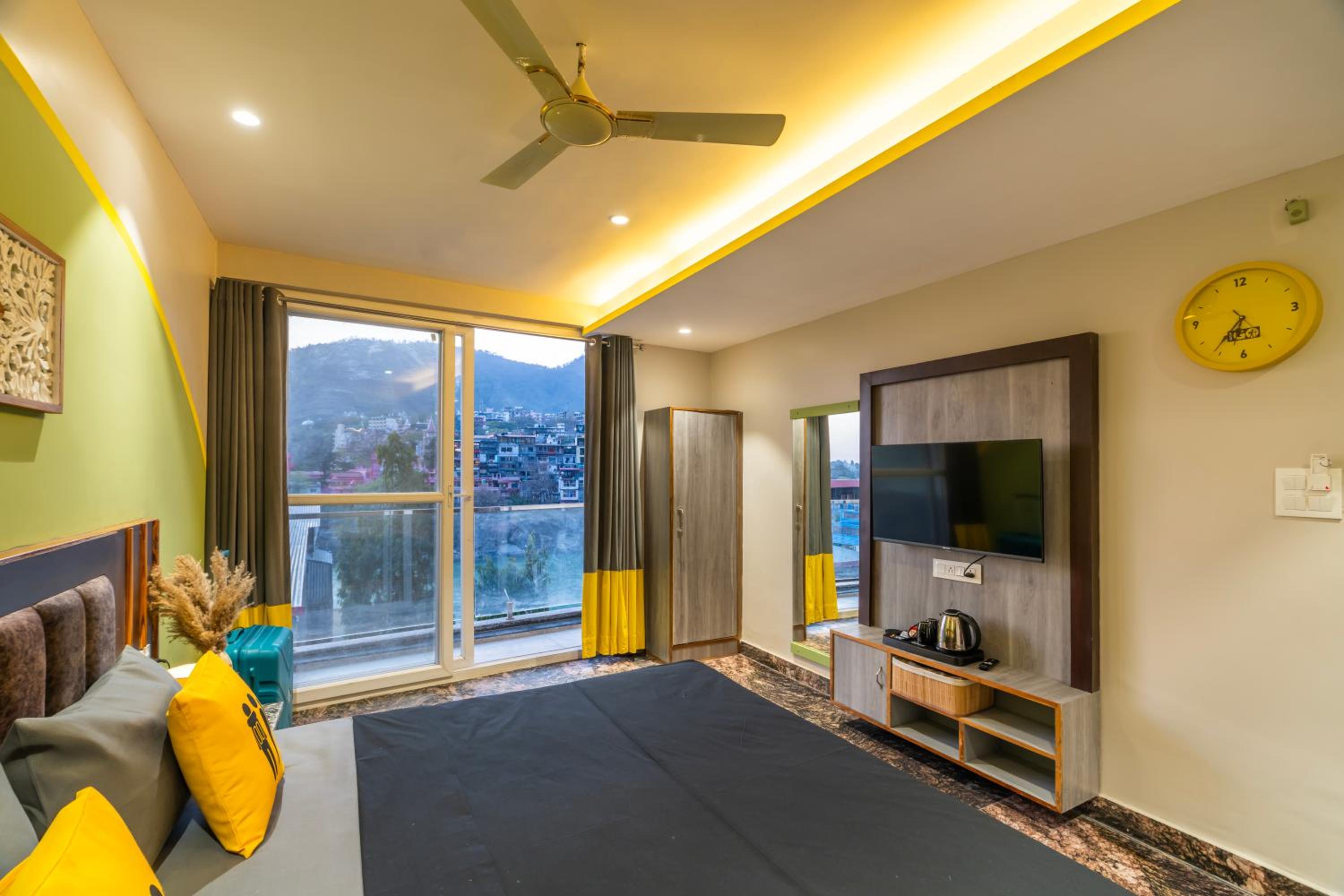 Deluxe Double Room with Balcony - Photo 6