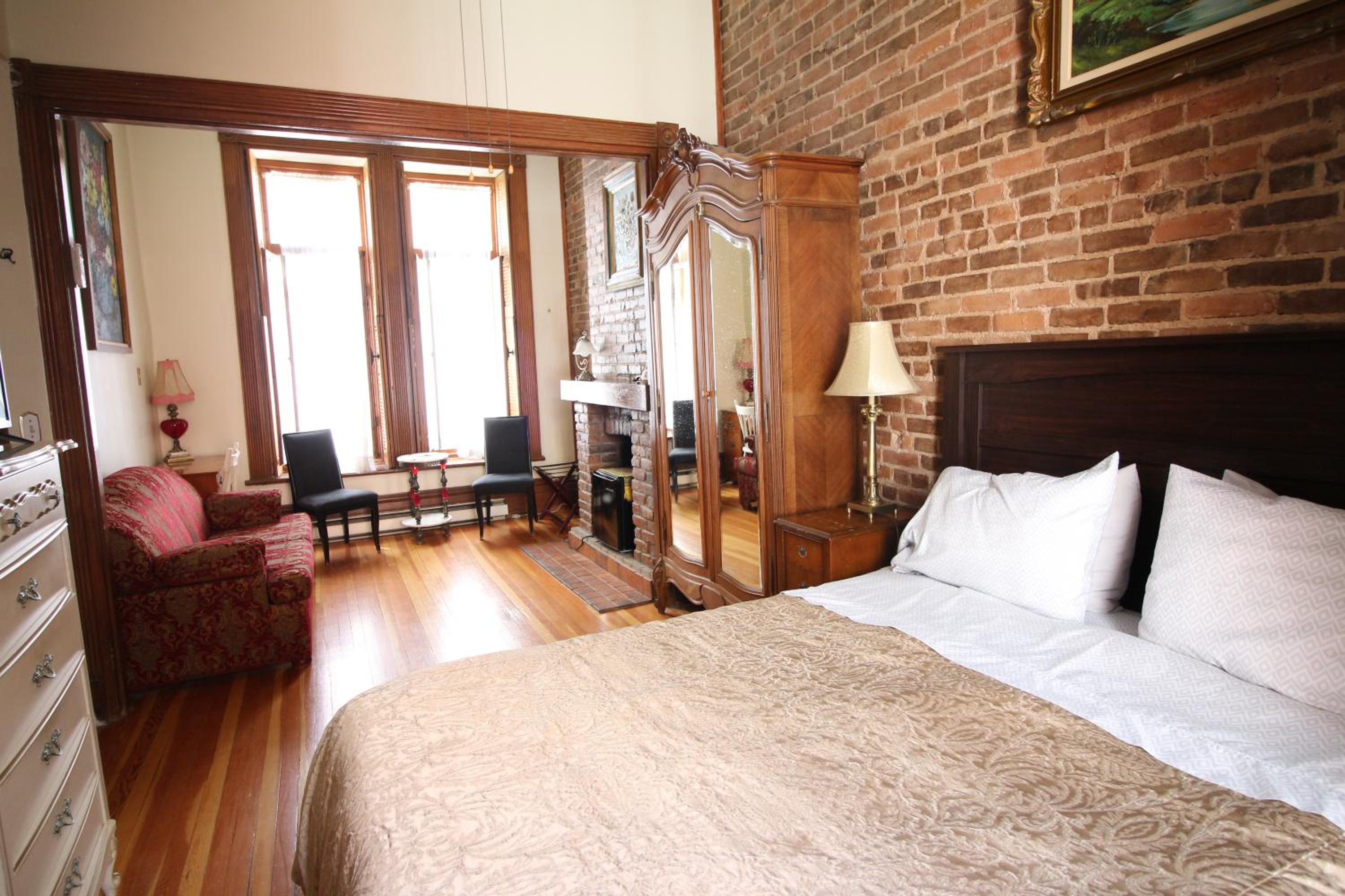 Deluxe Double Room (2 Adults + 1 Child) photo 3