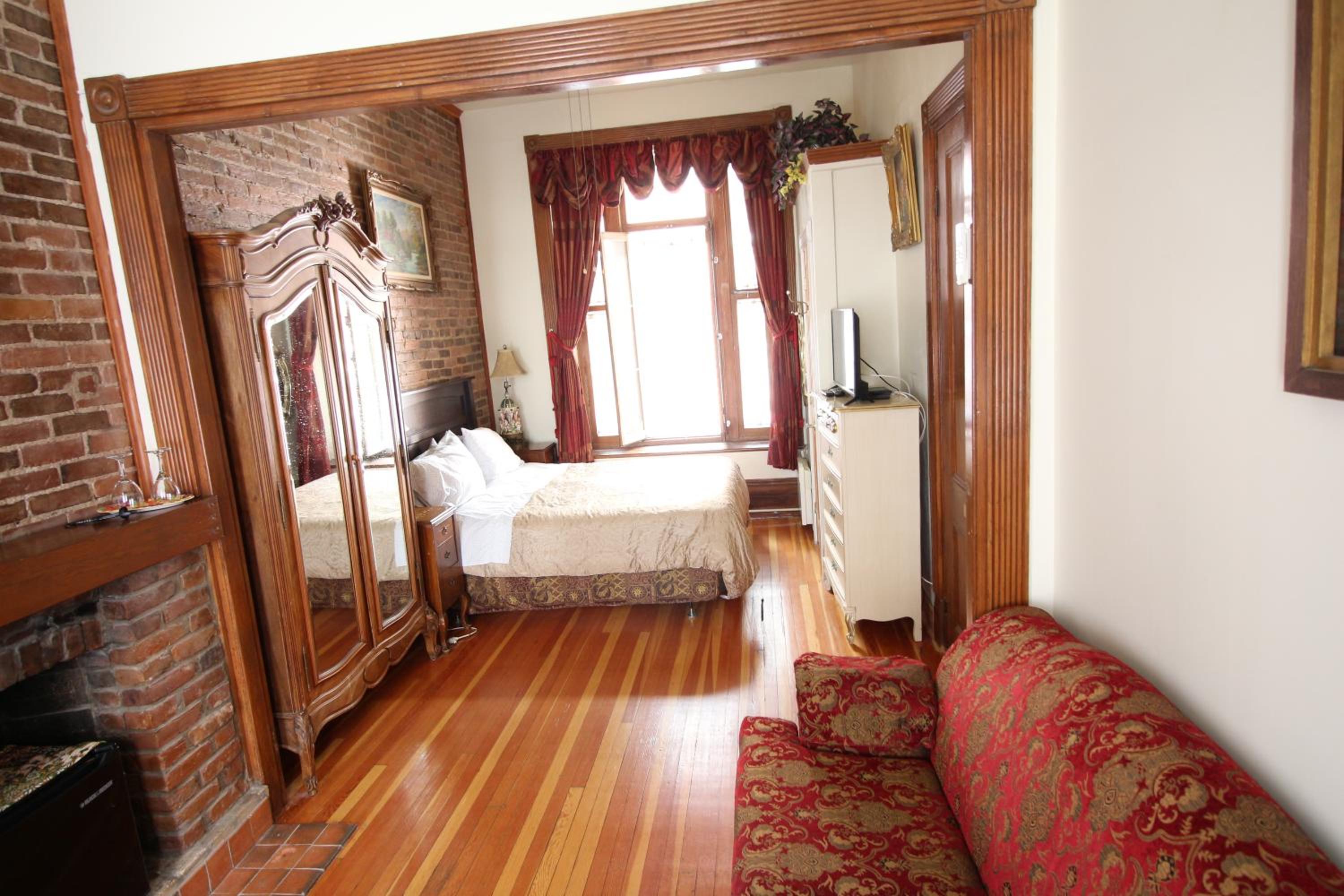 Deluxe Double Room (2 Adults + 1 Child) photo 2