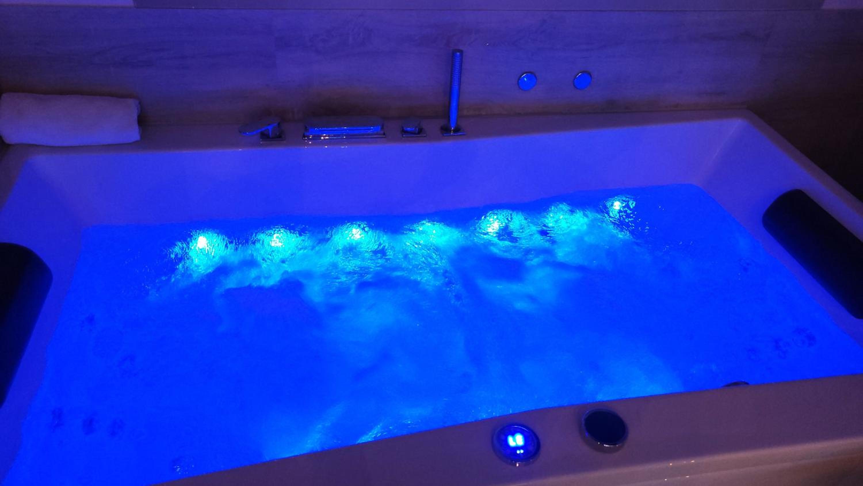 Studio Apartment with Kitchenette and Bath with Jacuzzi - Photo 8