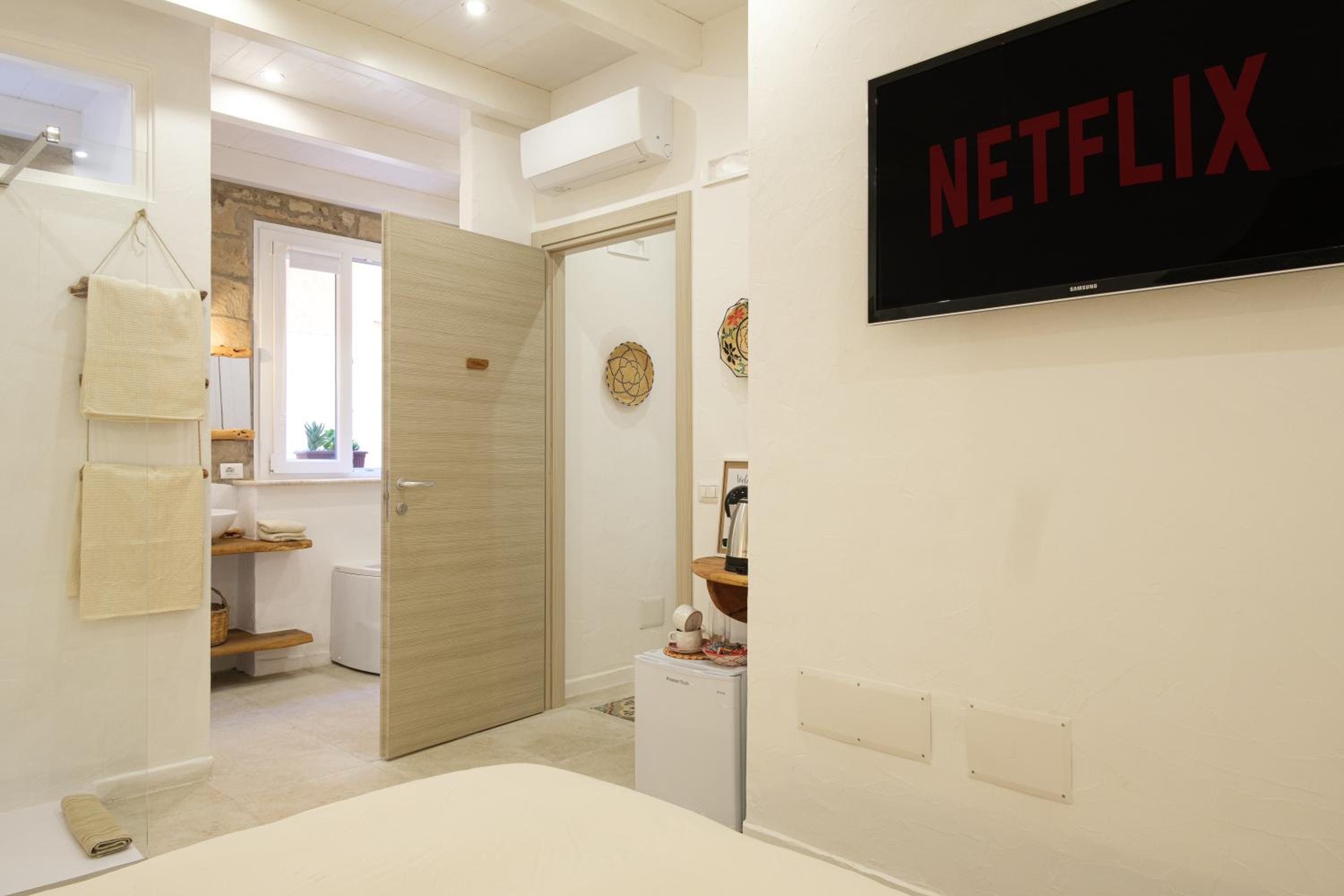 Double Room with Spa Bath photo 3
