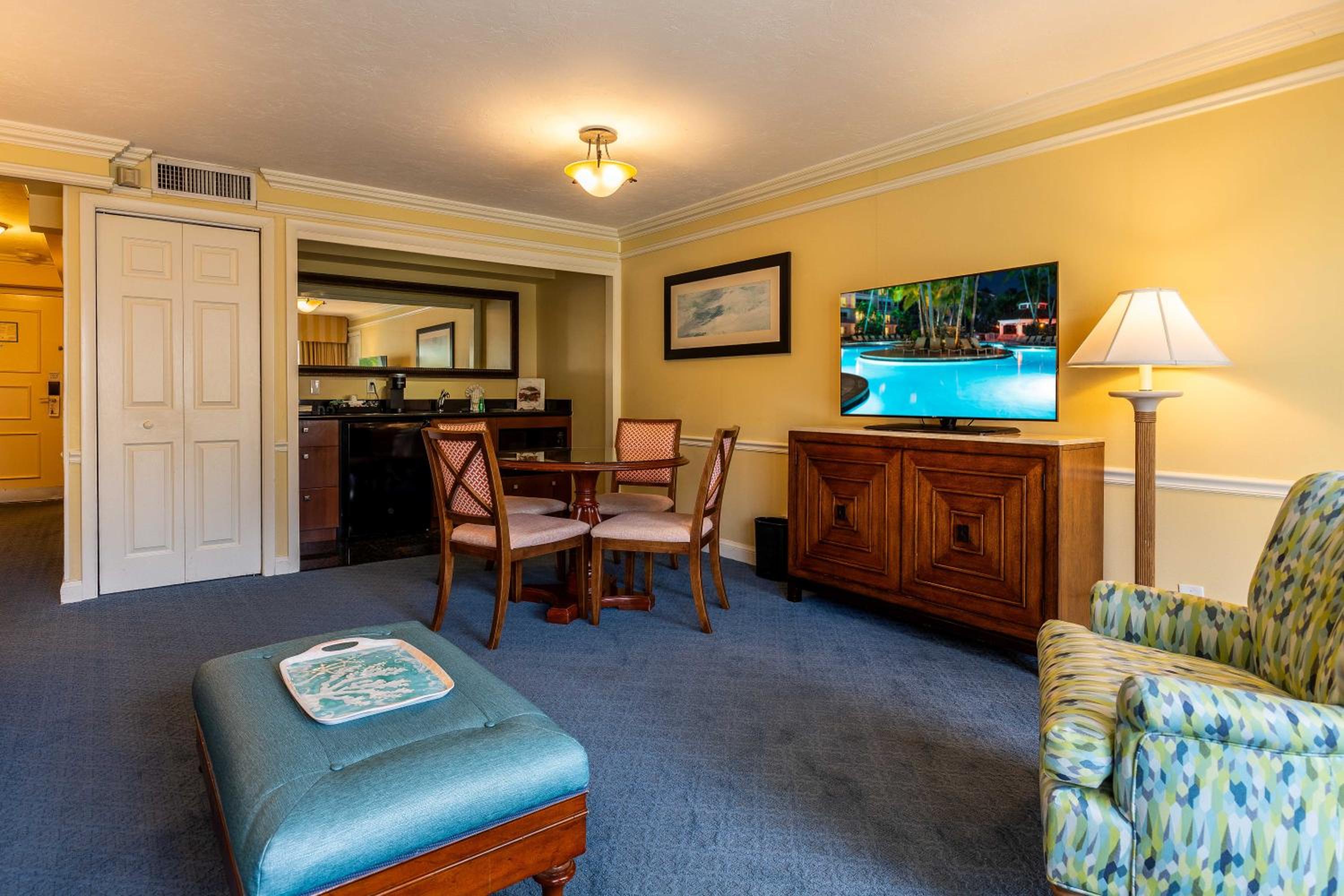 One-Bedroom Suite with Pool View - Photo 4