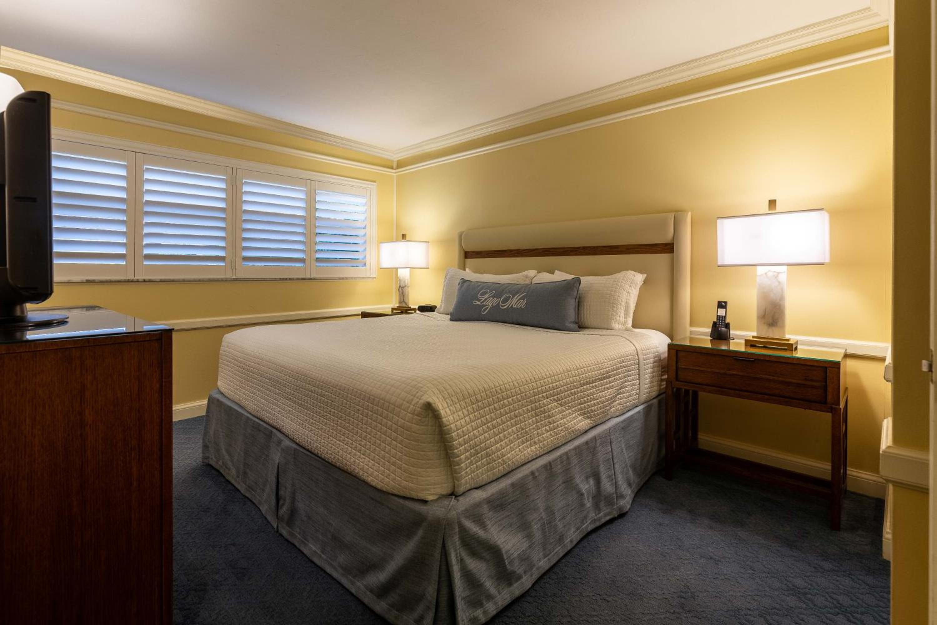 One-Bedroom Suite with Pool View - Photo 7