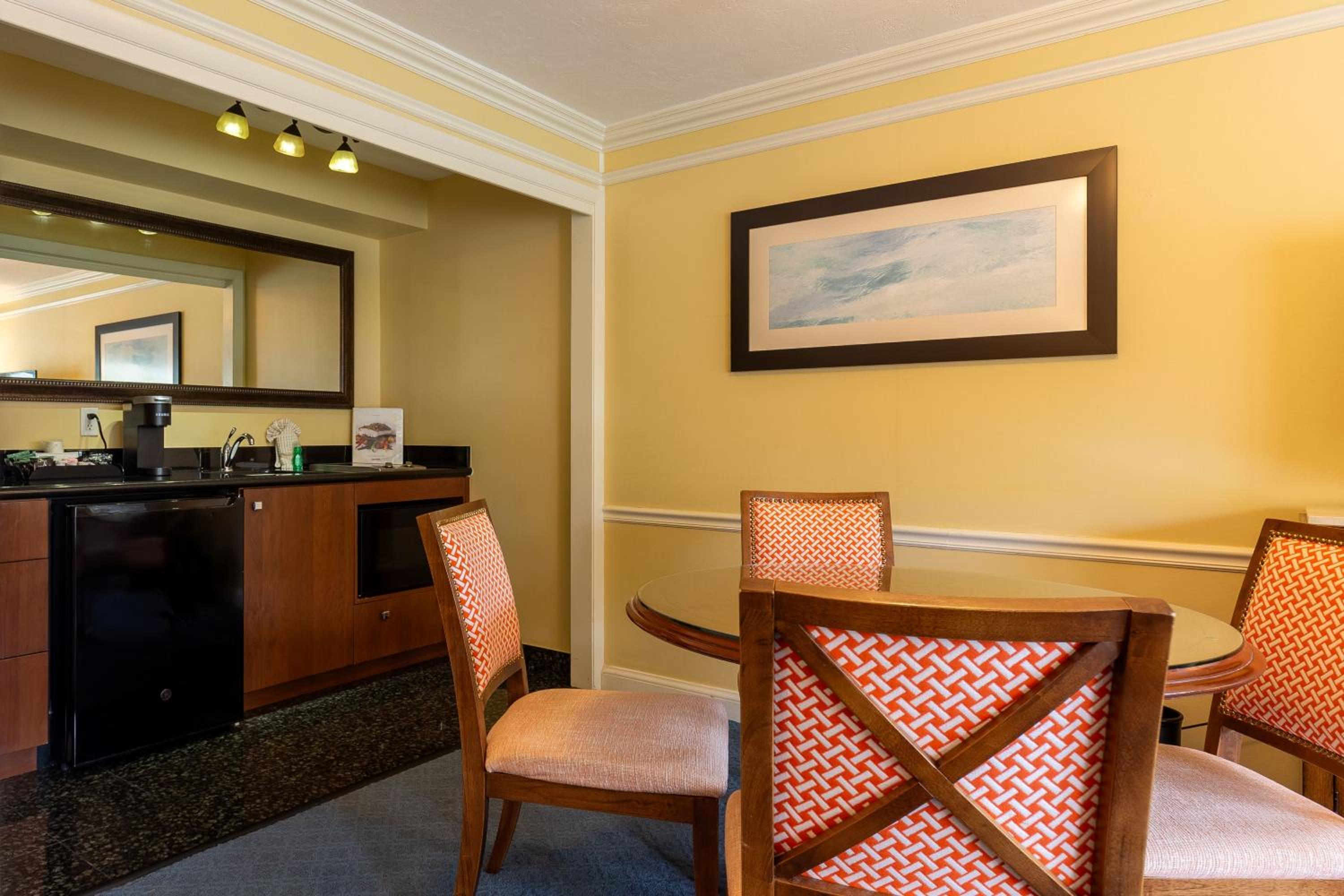 One-Bedroom Suite with Pool View - Photo 3