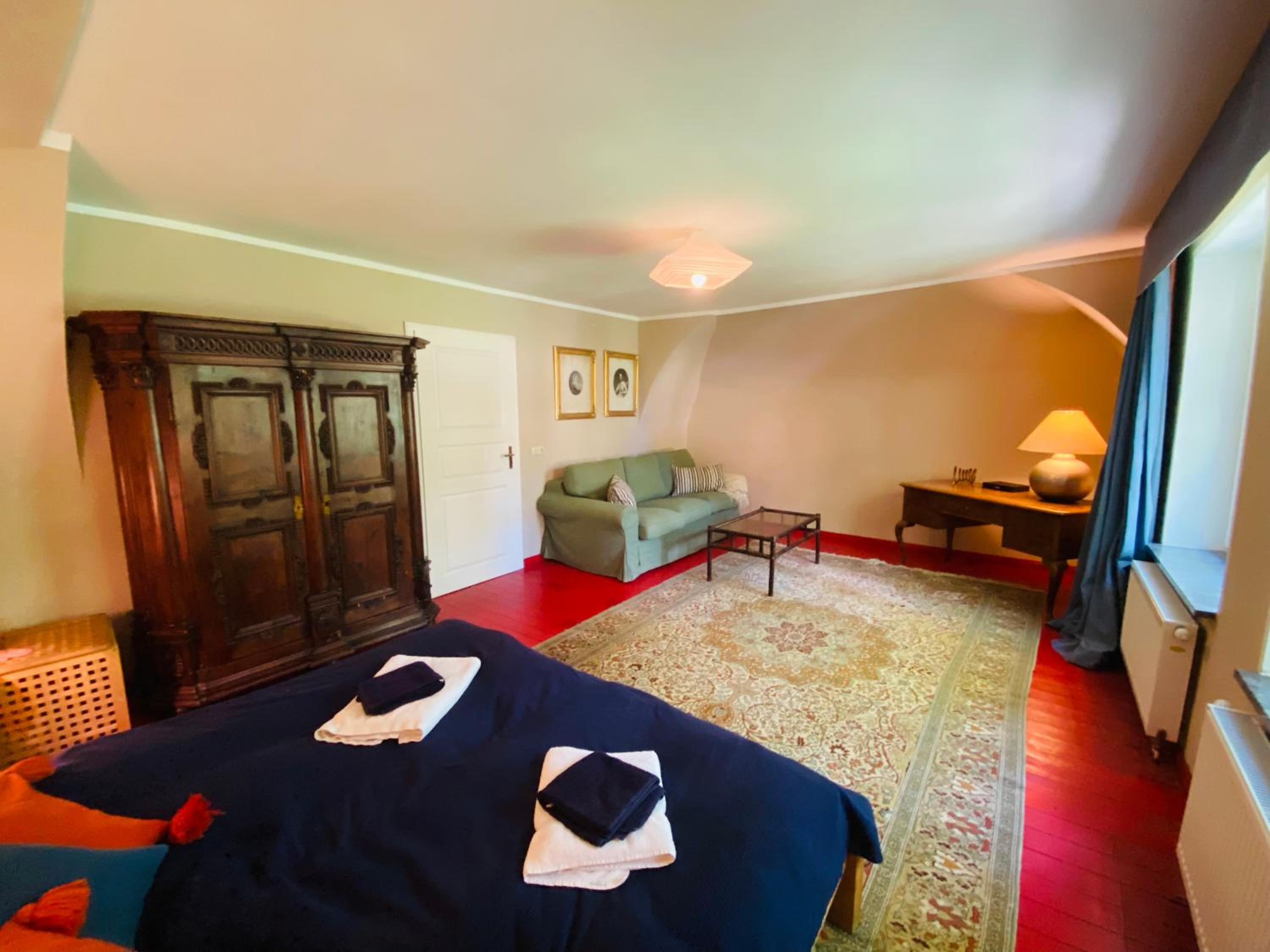 Six-Bedroom House photo 1
