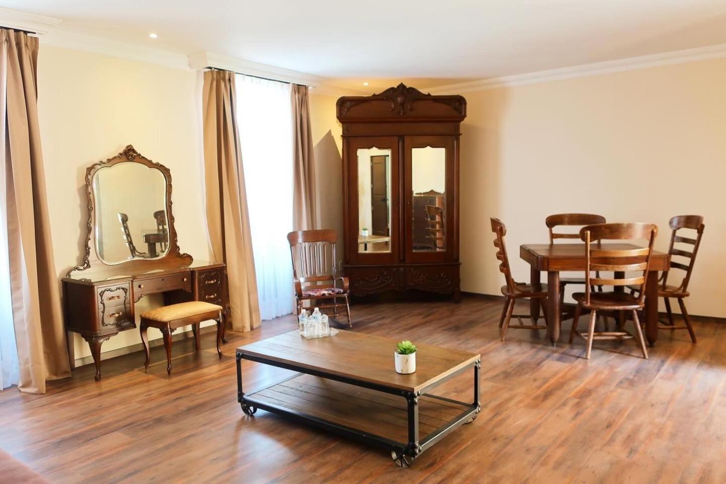 Suite - Photo 2