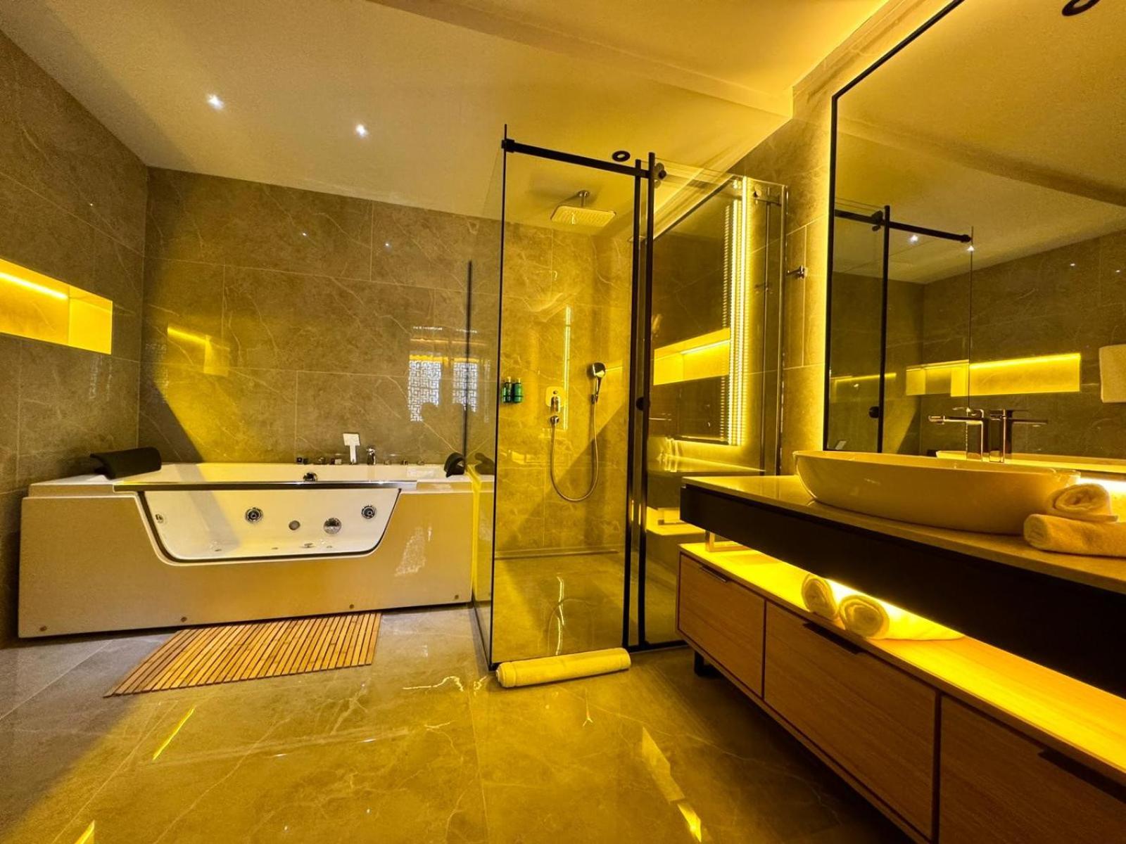 Deluxe Suite with Spa Bath - Photo 1