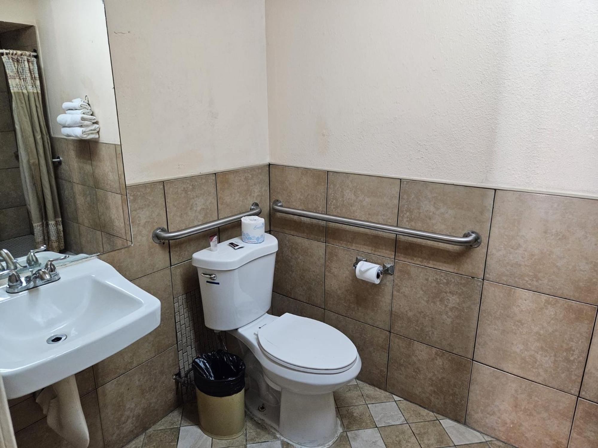 Single Room - Disability Access photo 3