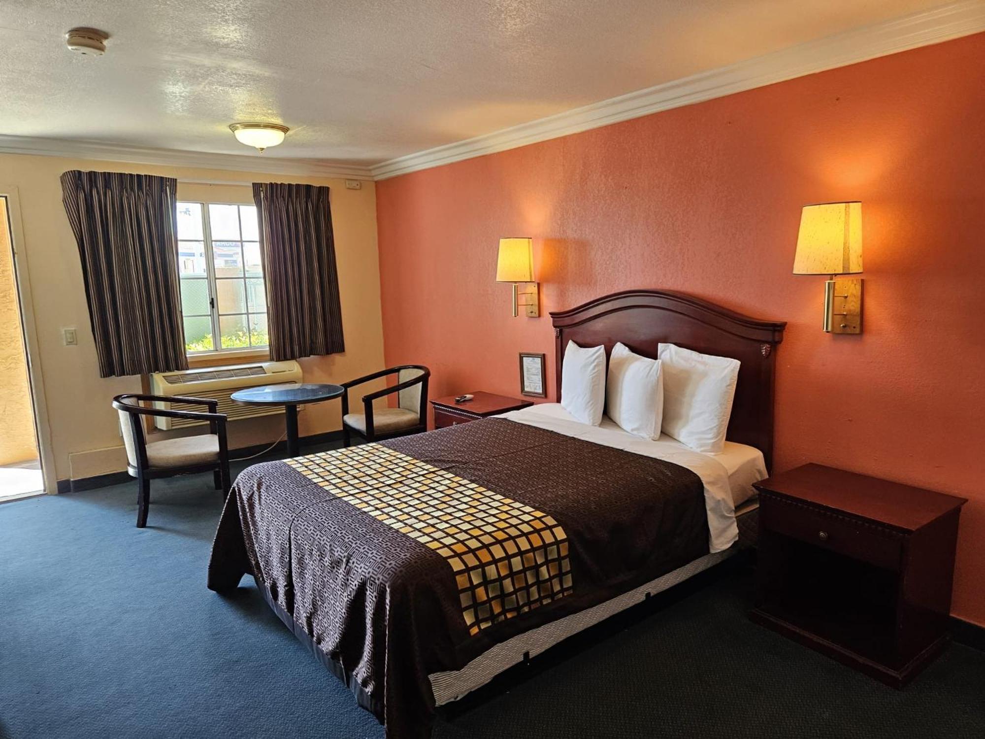 Queen Room photo 1