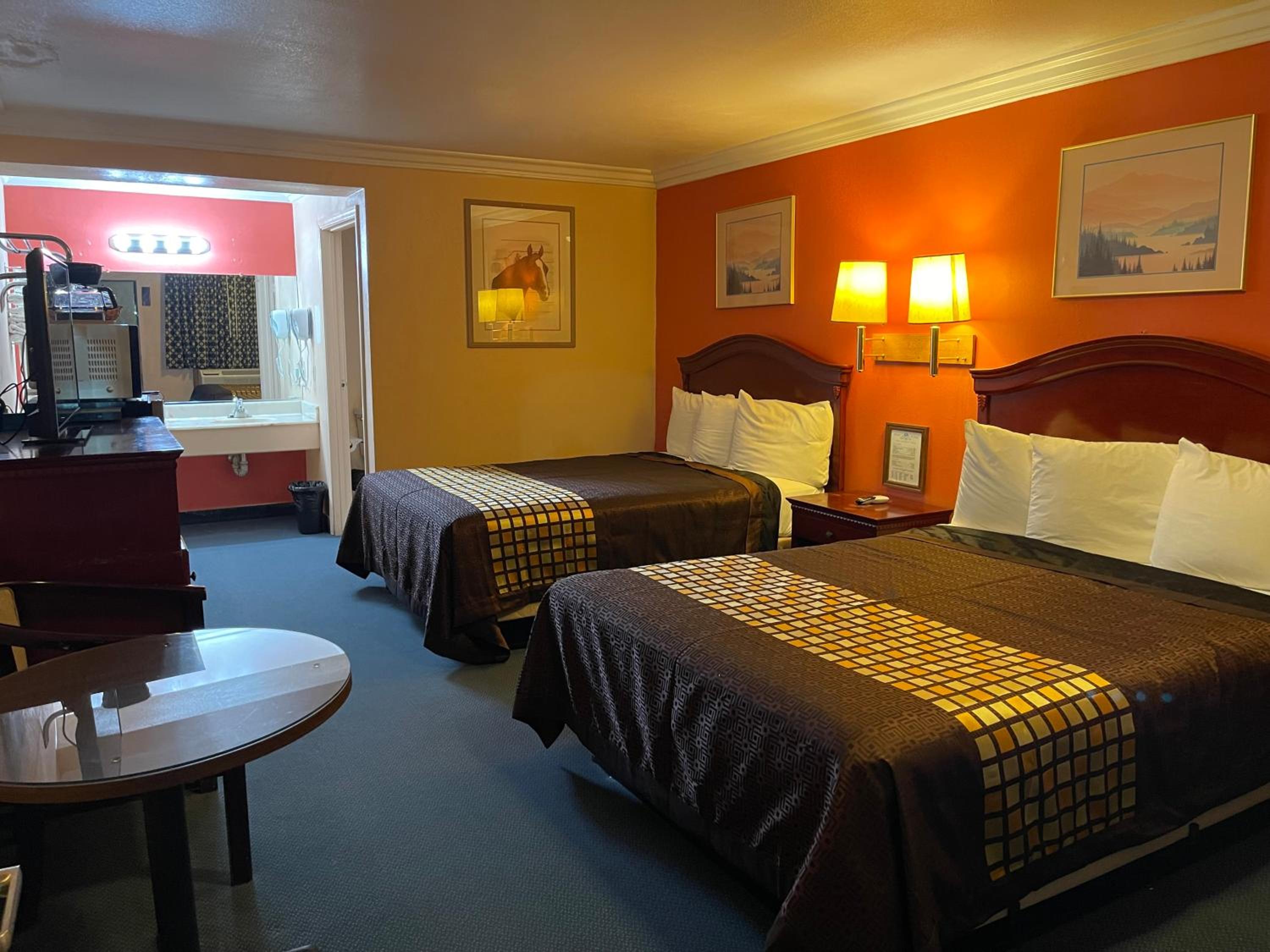 Queen Room With Two Queen Beds - Smoking photo 2