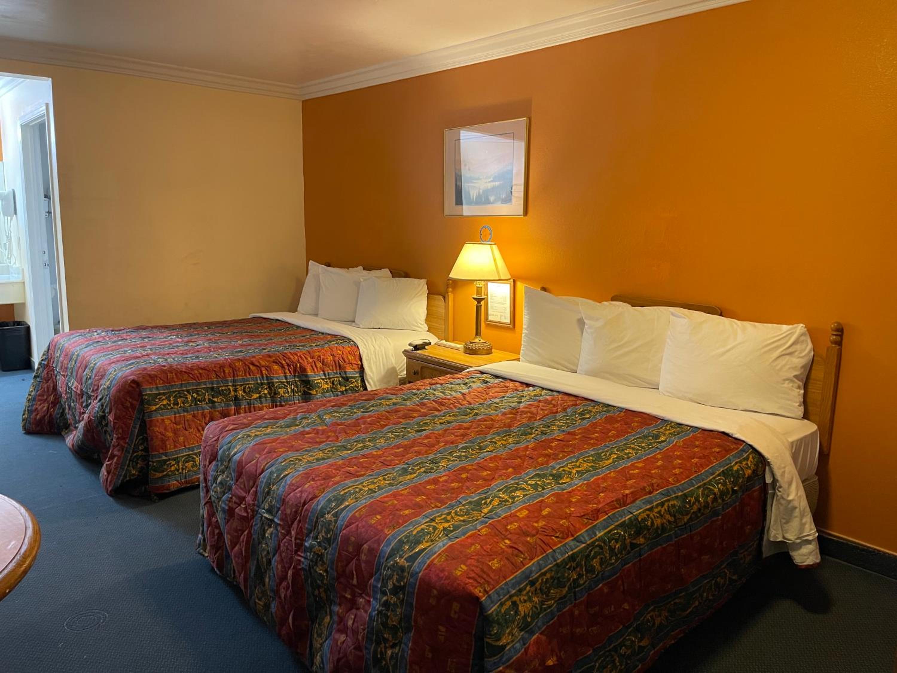 Queen Room With Two Queen Beds - Smoking photo 3