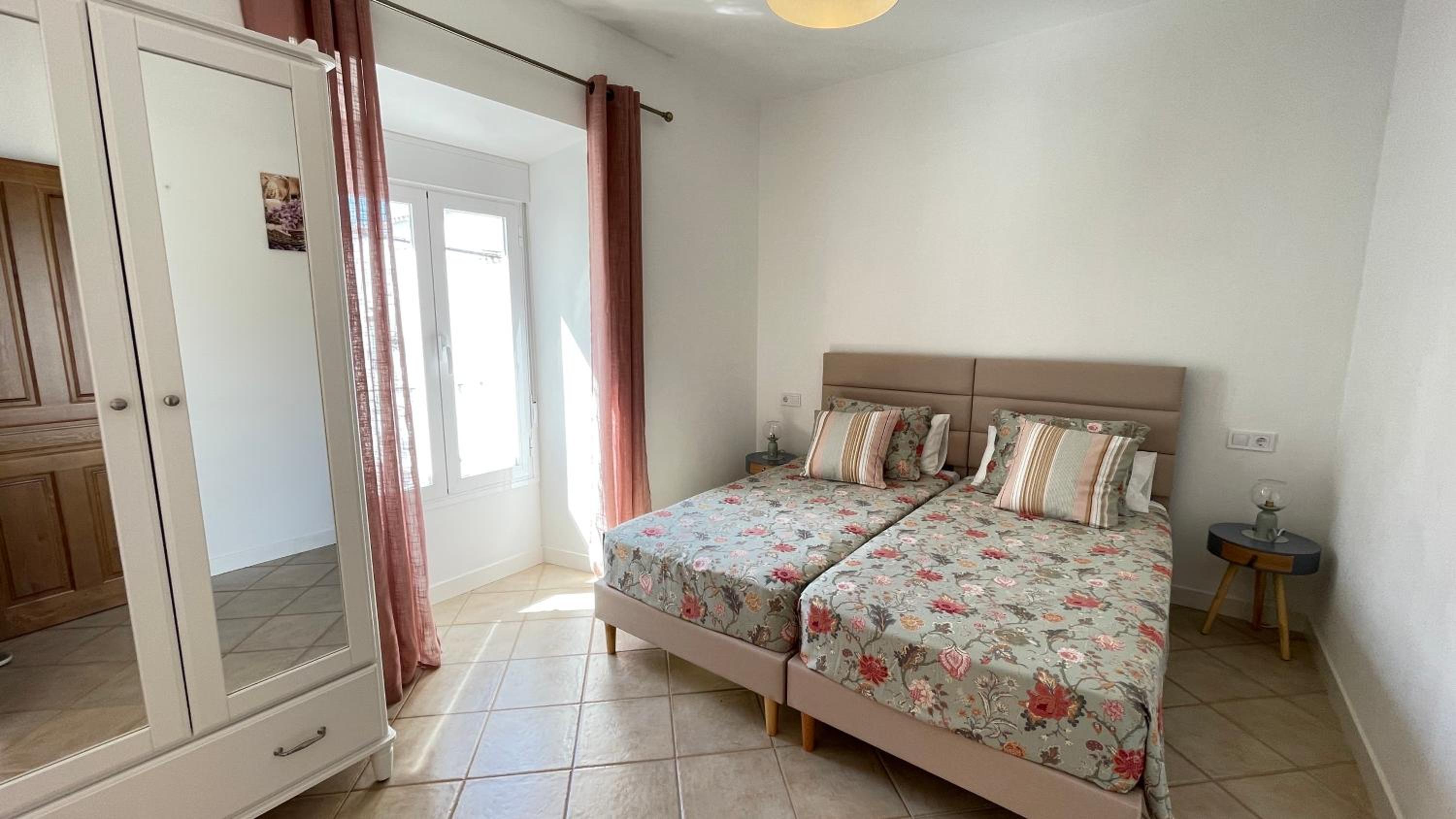 Five-Bedroom House photo 3