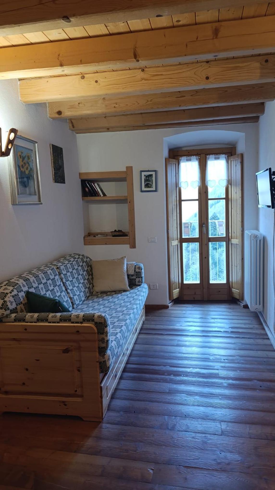 One-Bedroom Apartment with Balcony and Mountain View photo 2