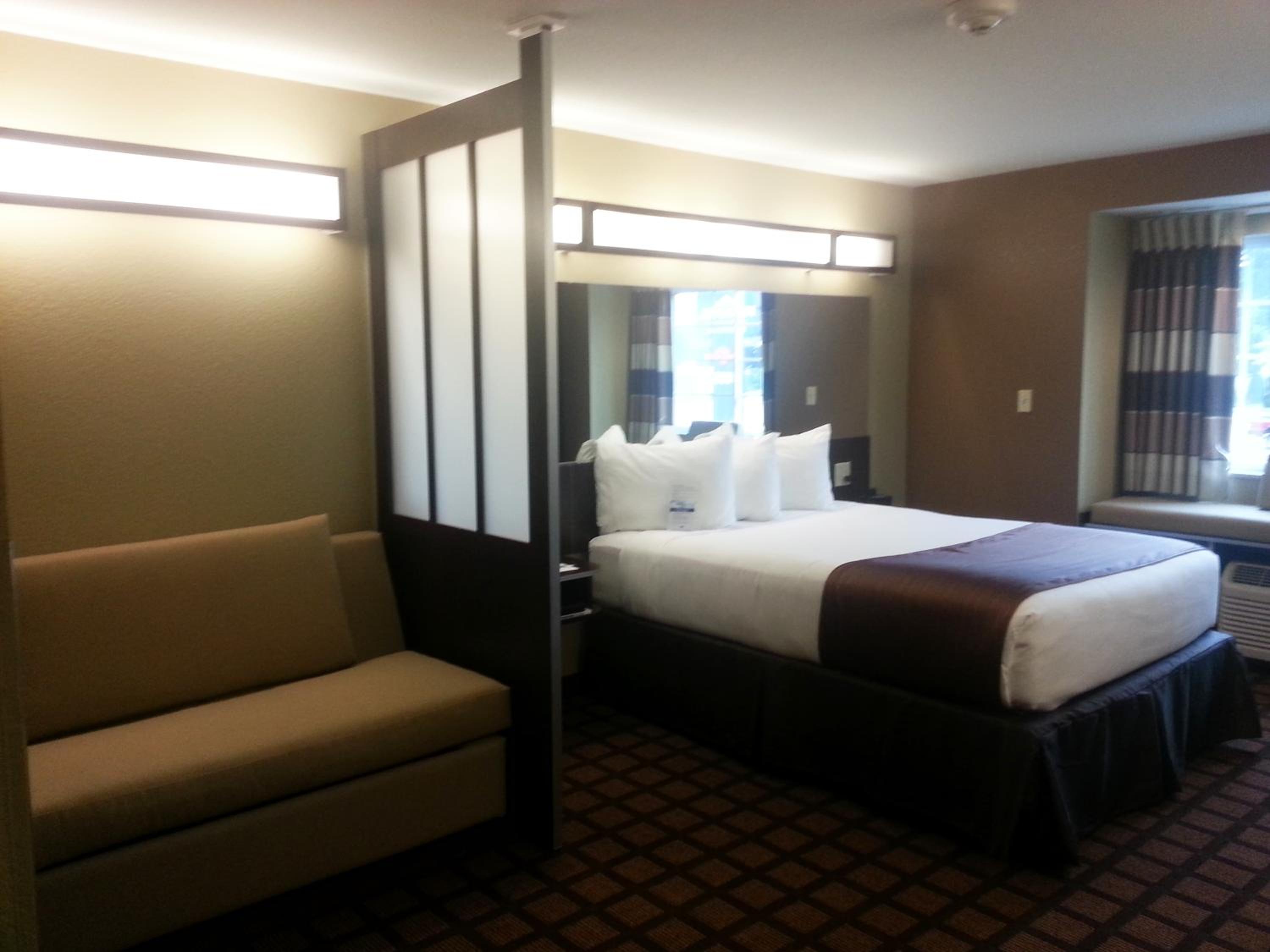 Queen Suite - Non-Smoking photo 2