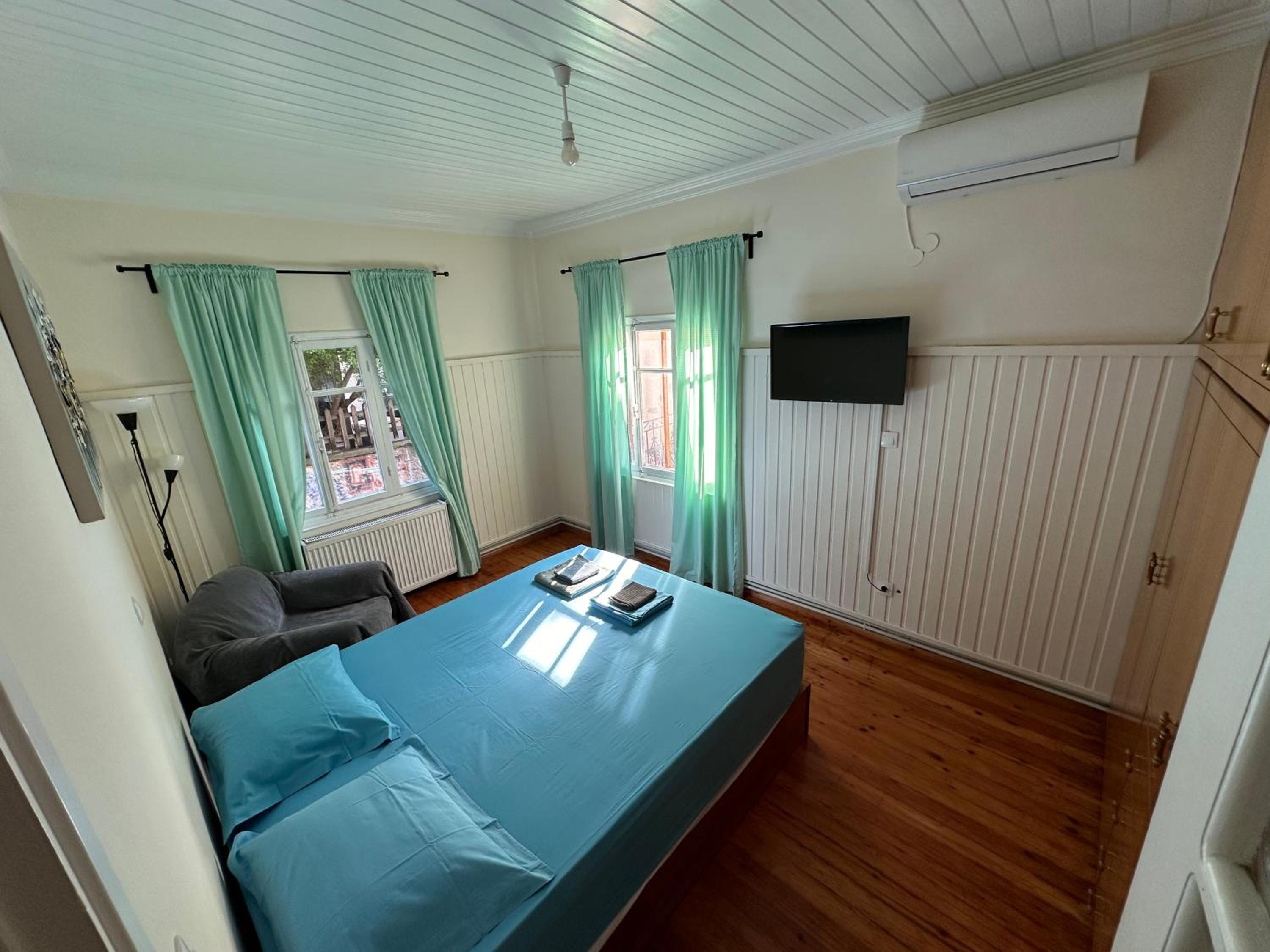 One-Bedroom Apartment photo 1