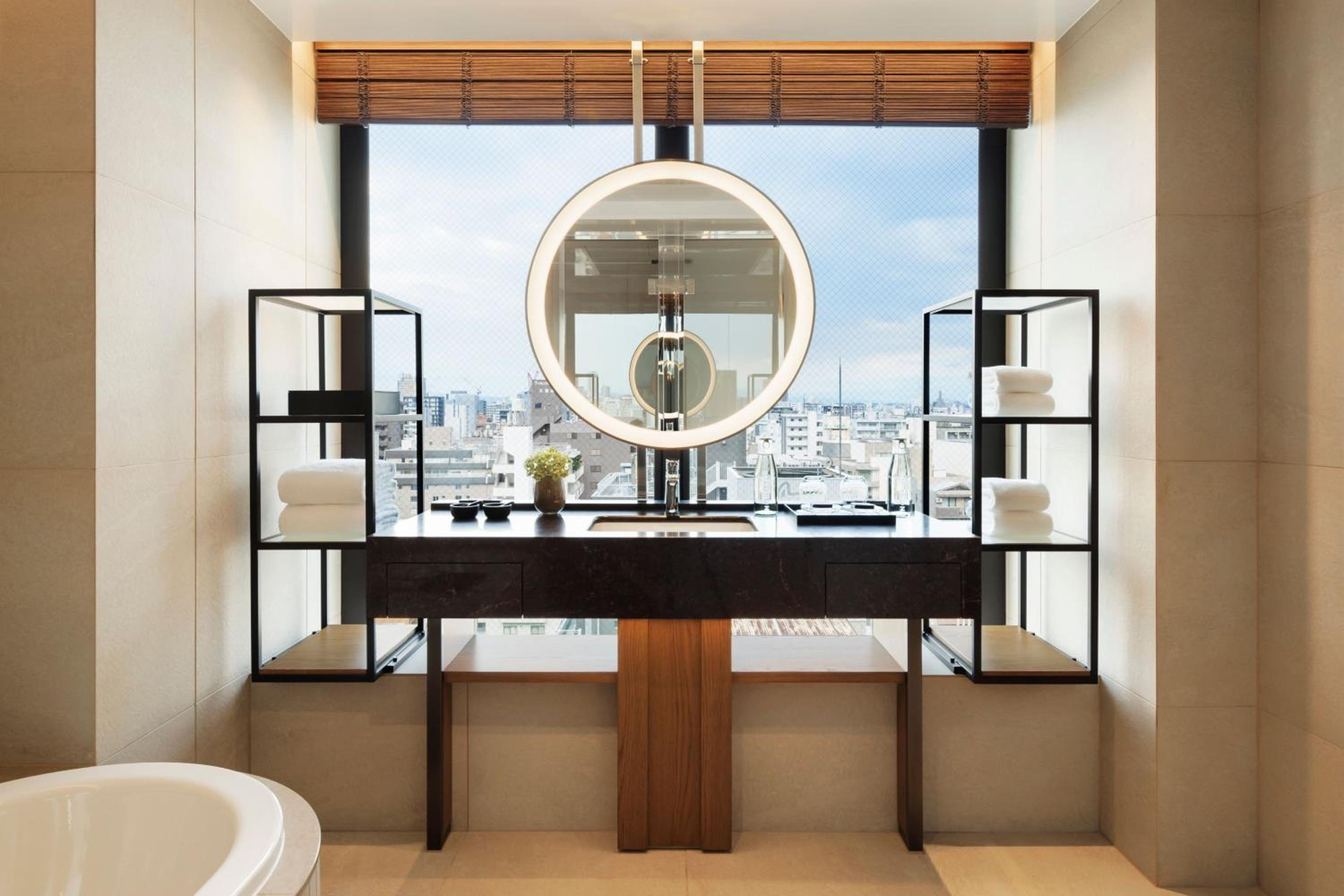 Euphoria Deluxe King Room with City View - Photo 3
