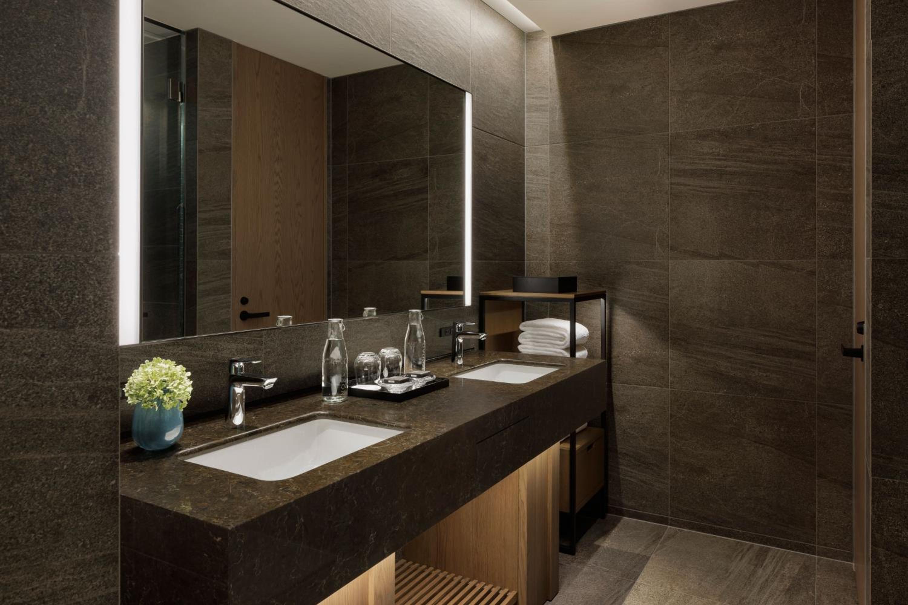 Euphoria Deluxe Twin Room with City View - Photo 5
