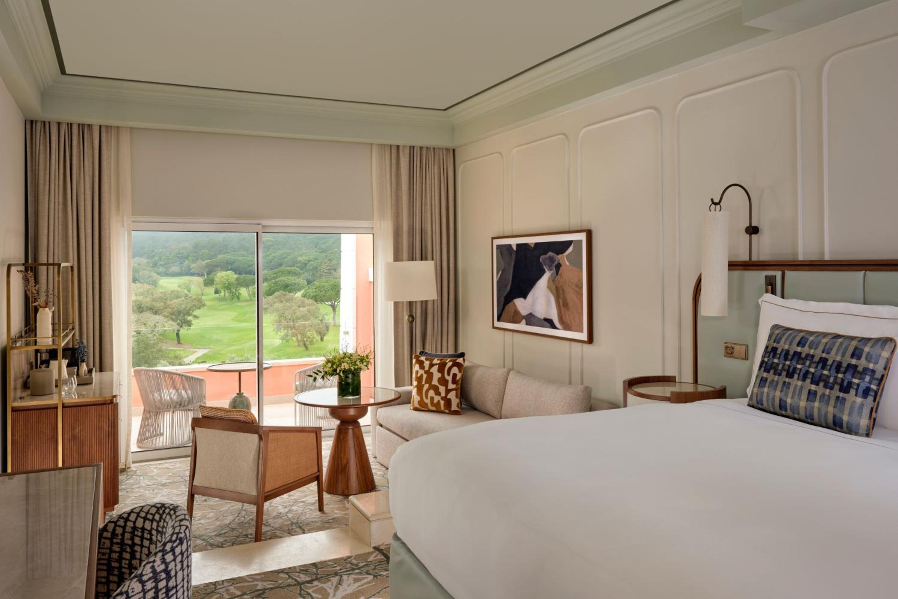 Suite Junior con cama King o dos camas individuales y vista al resort.