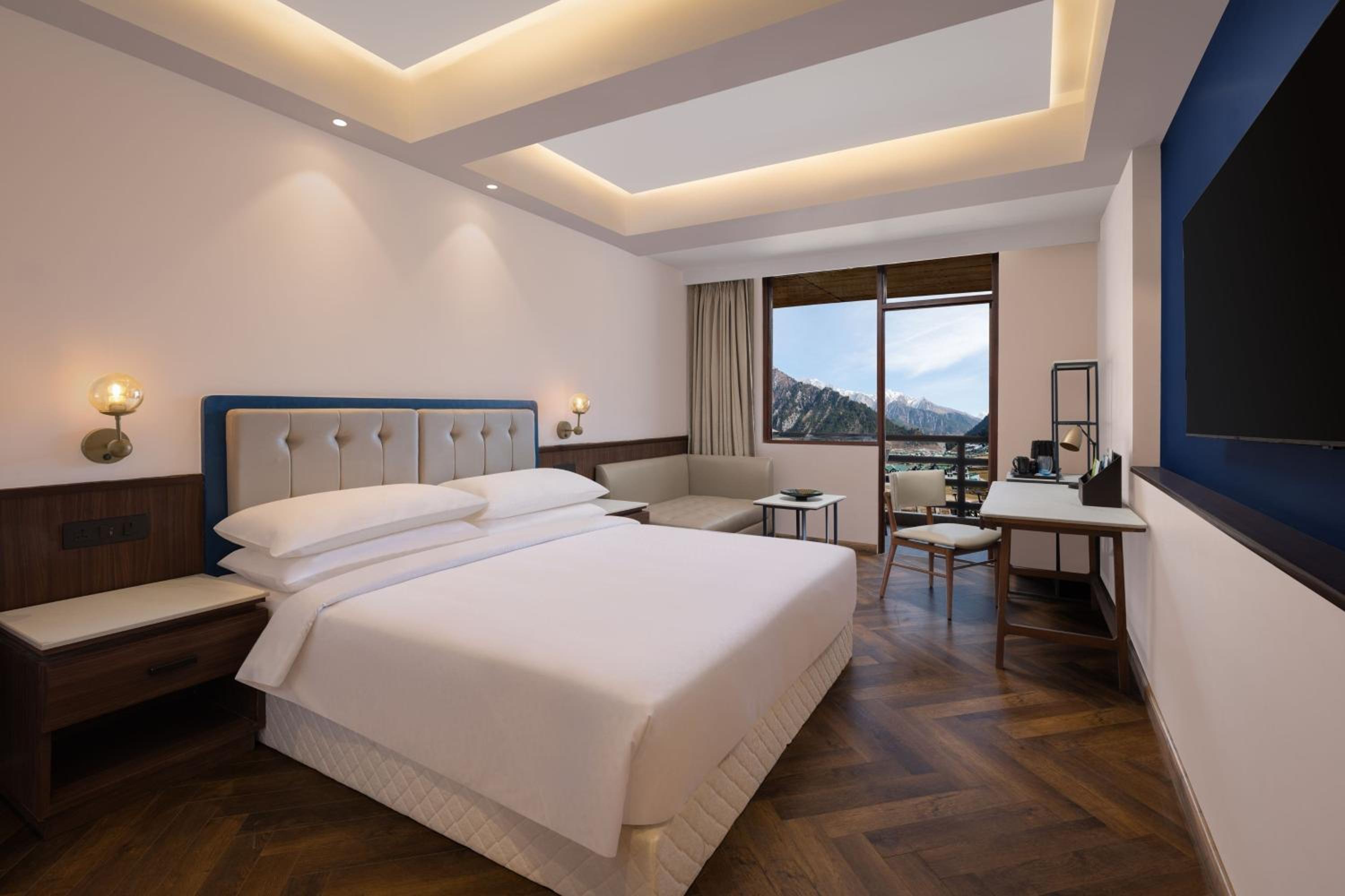 Traditional King Room with Balcony - Mountain View photo 1