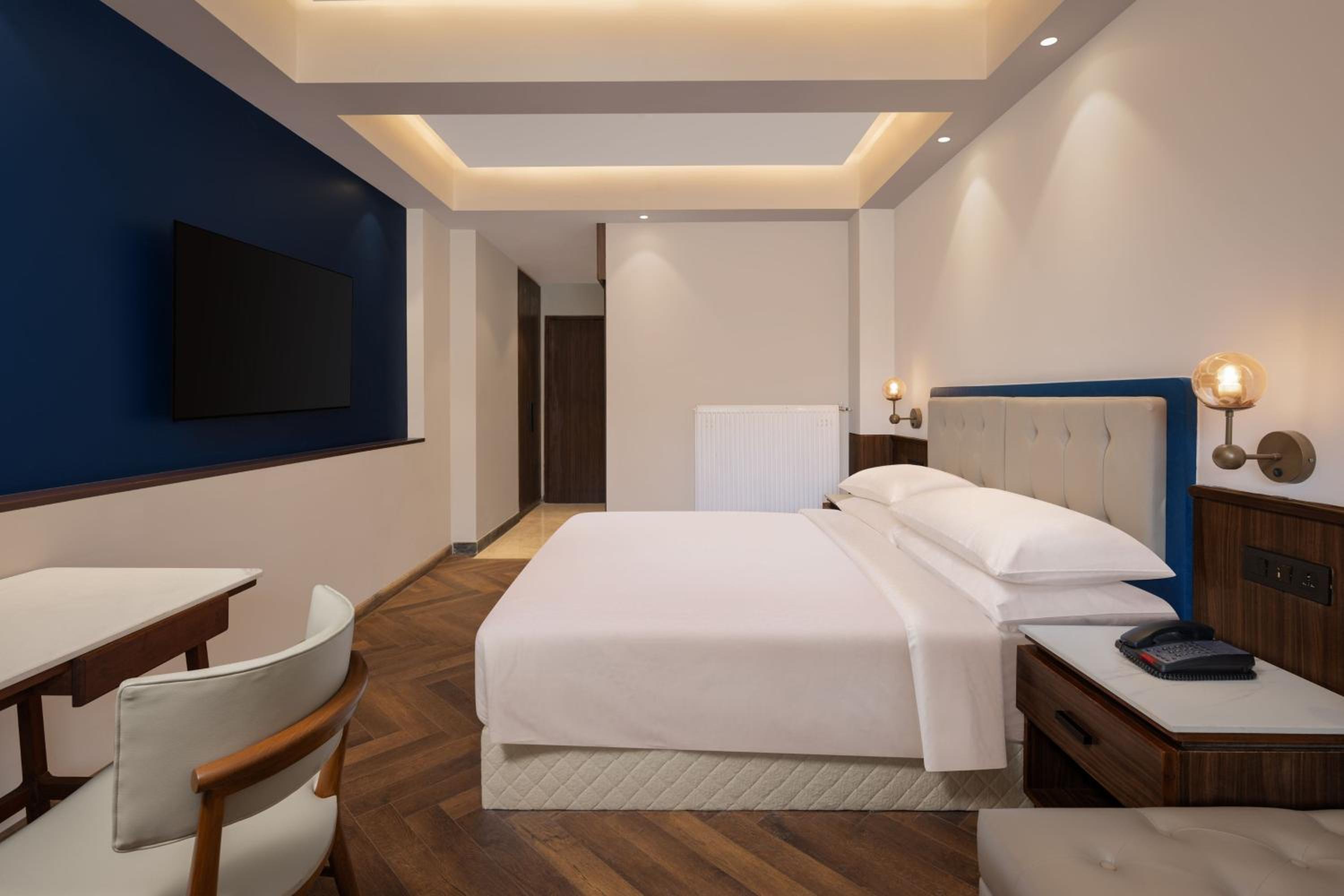 Traditional King Room with Balcony - Mountain View photo 2
