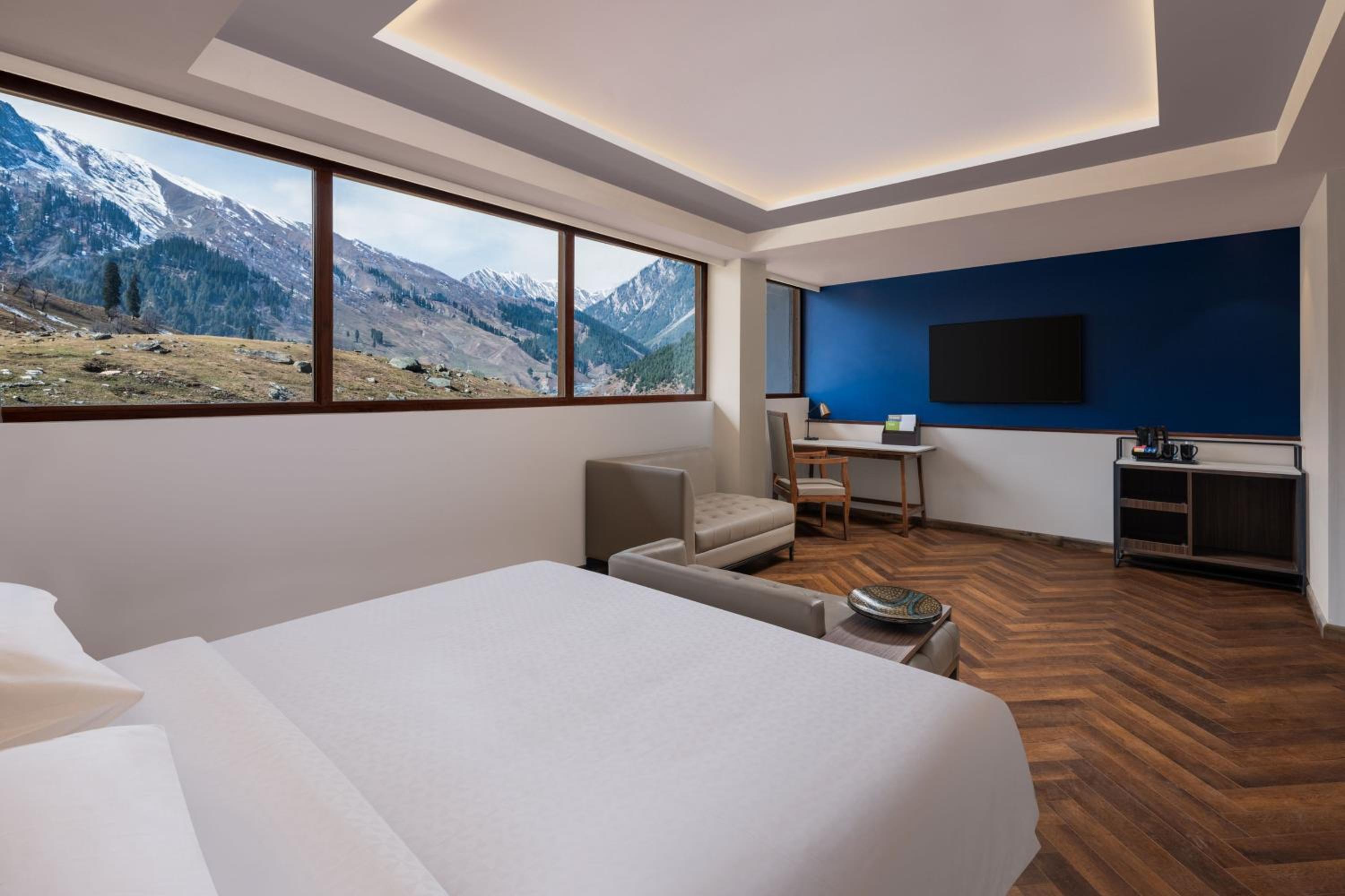 Junior King Suite with Mountain View photo 3