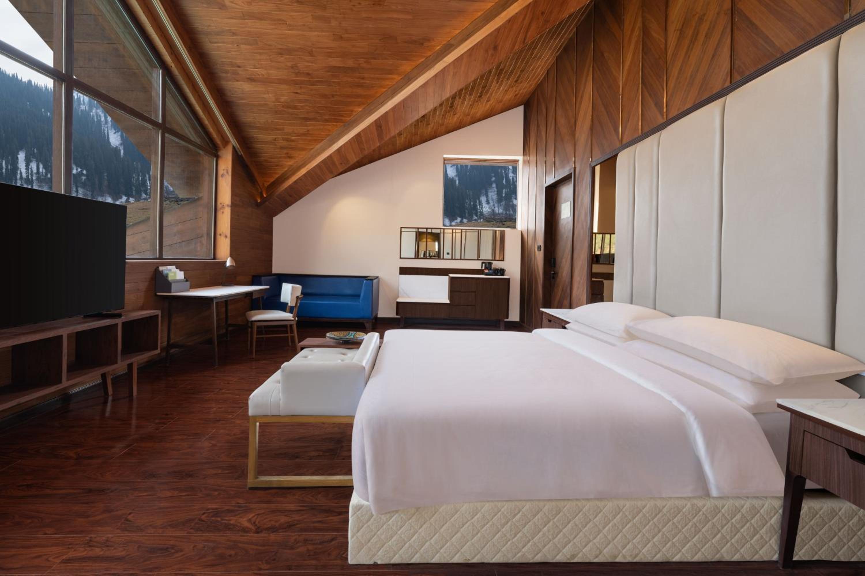 Junior King Suite with Mountain View photo 1