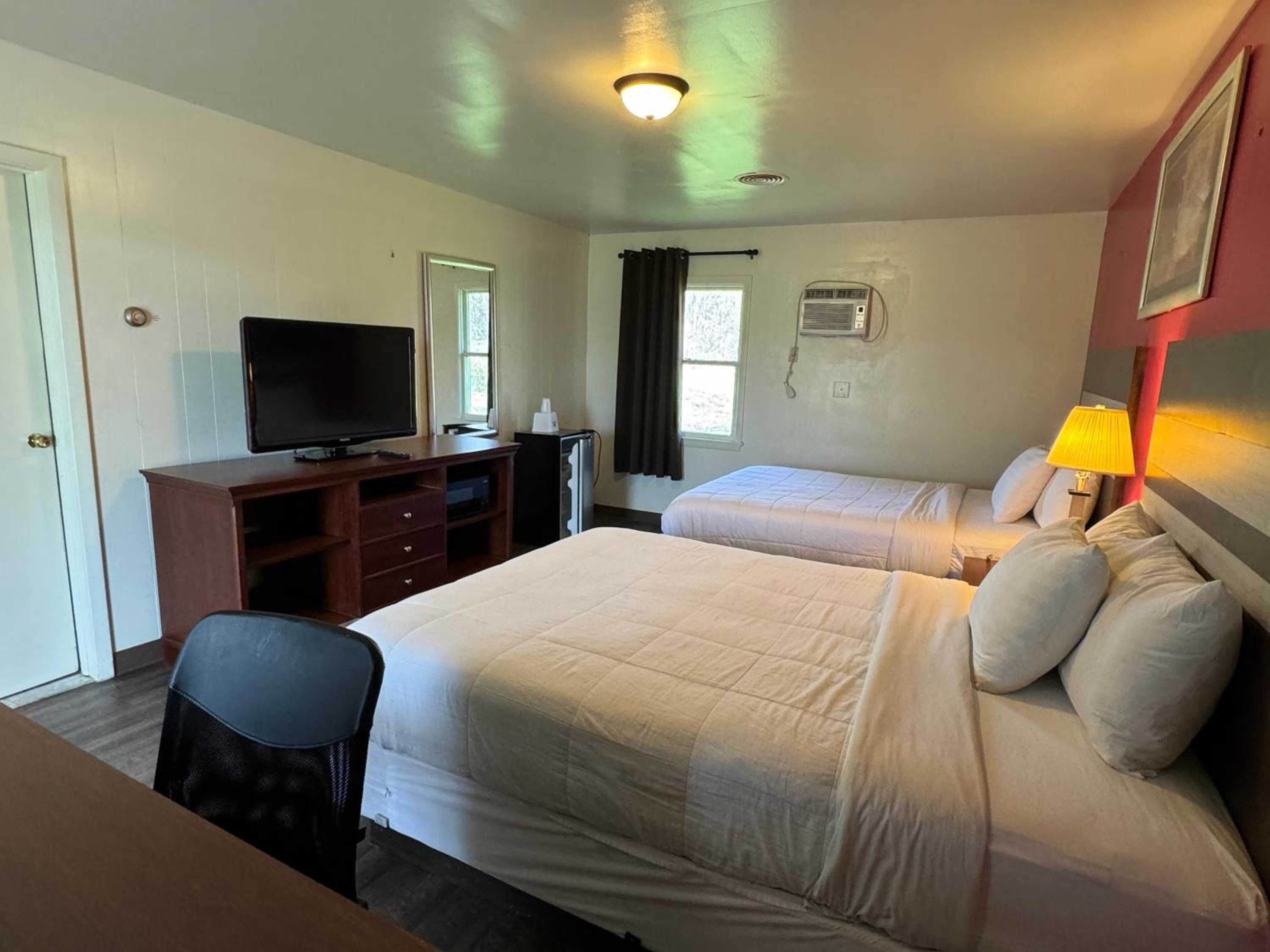 Queen Room with Two Queen Beds photo 3