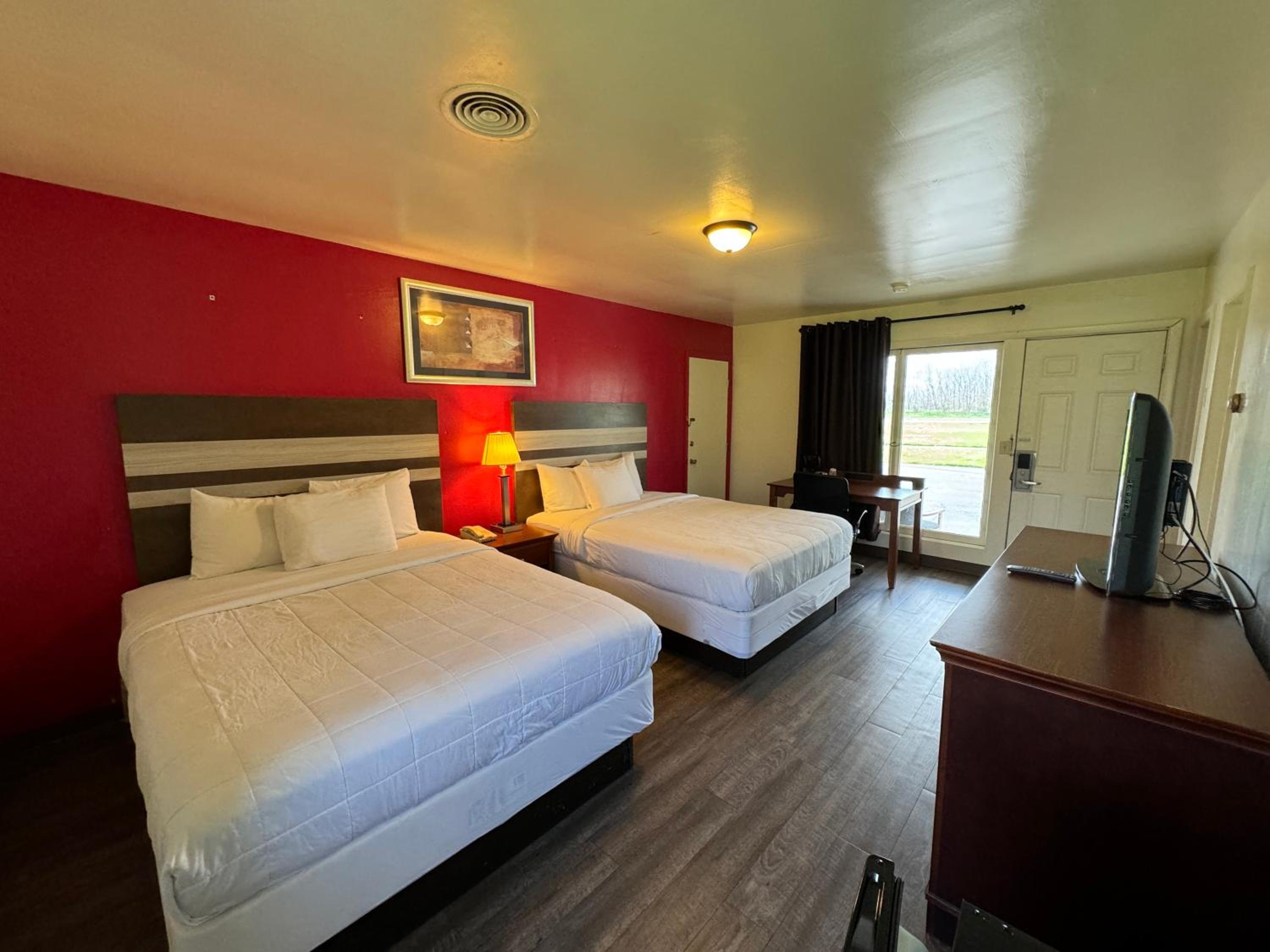 Queen Room with Two Queen Beds photo 2