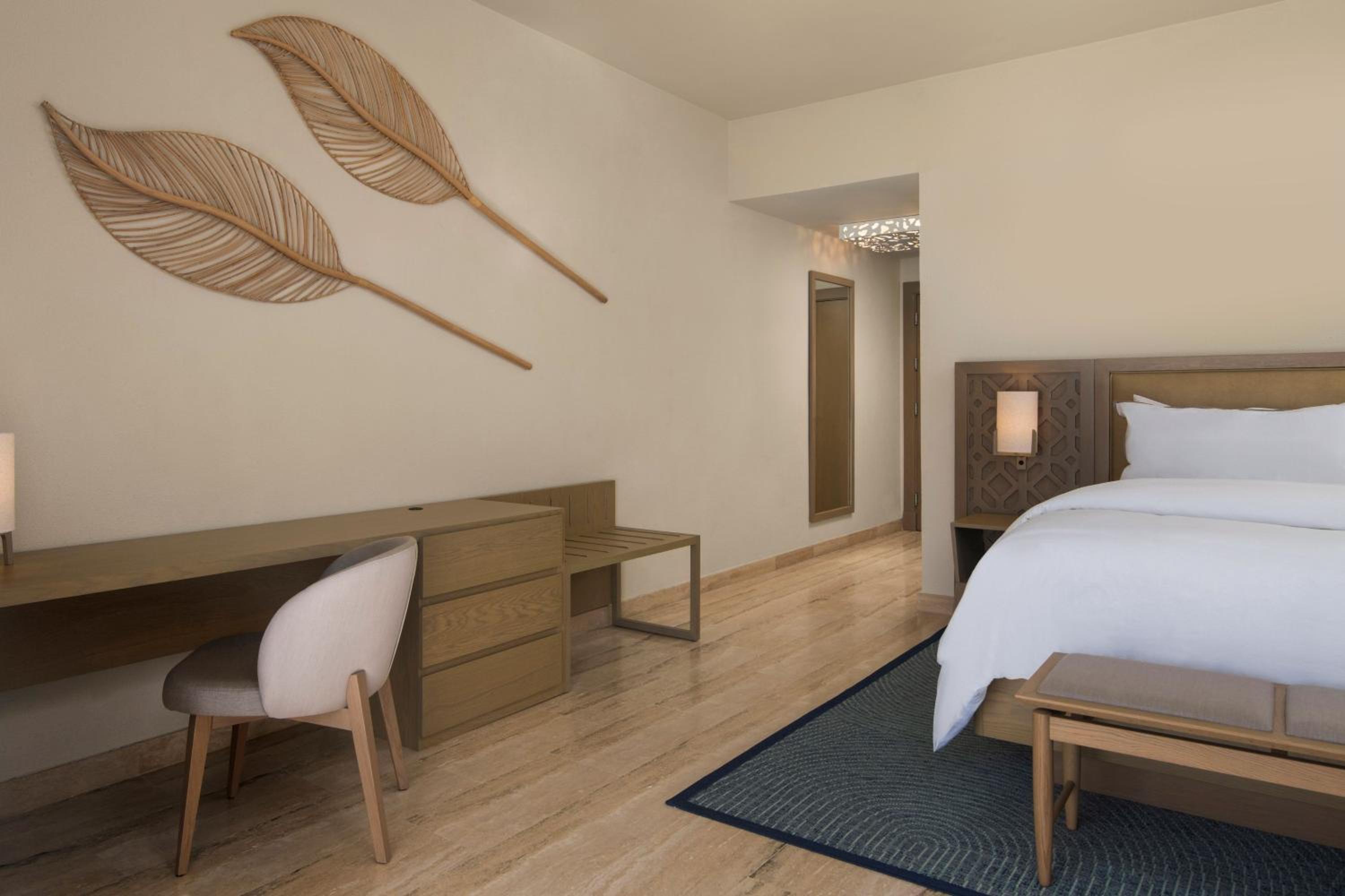 Traditional, Guest room, 1 King thumbnail 5