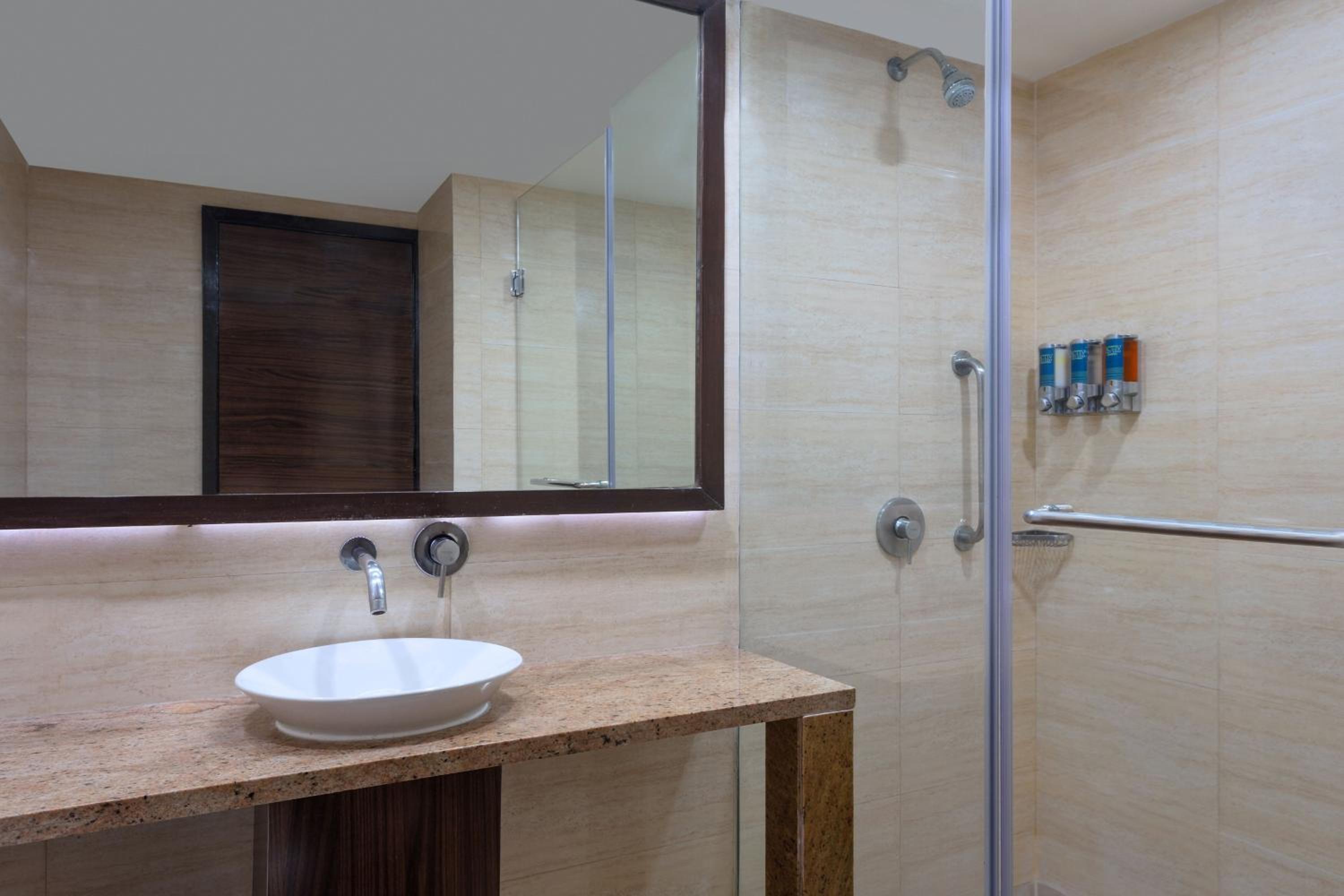 Four Points Suite - Photo 2