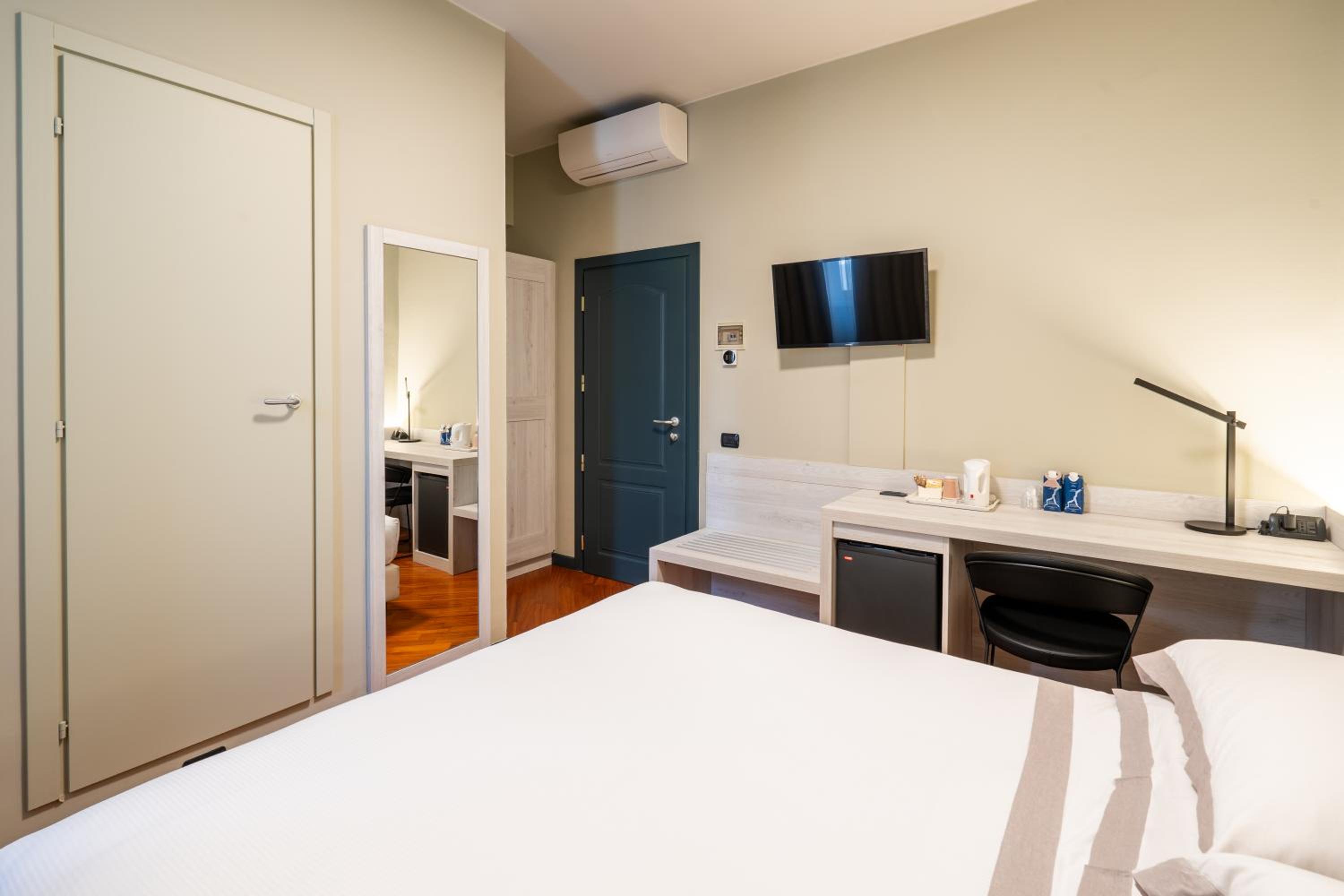 Standard Double Room - Photo 3