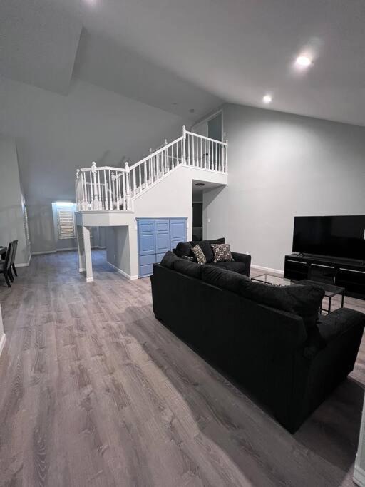 Three-Bedroom House photo 3