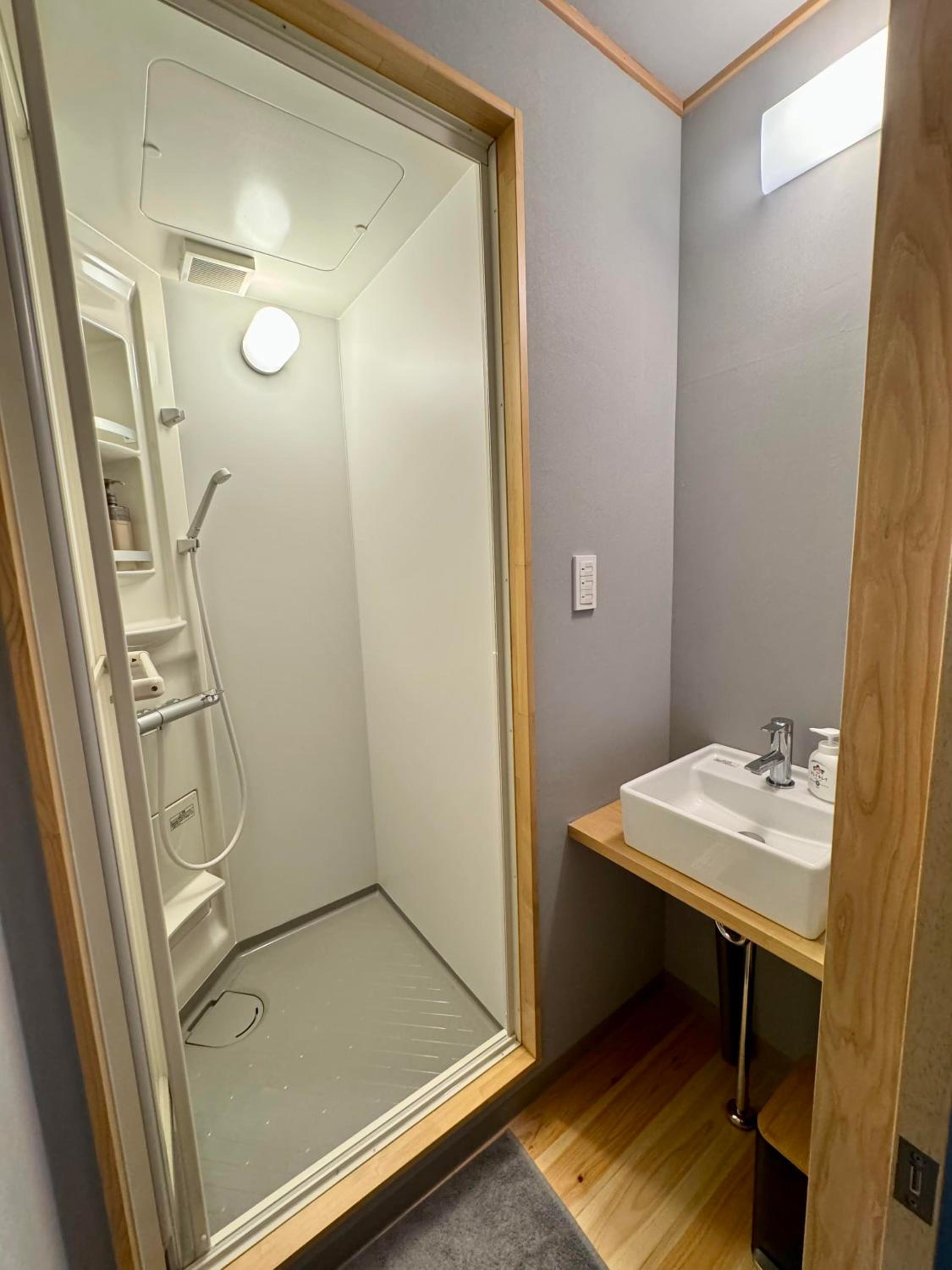Budget Twin Room - Photo 15