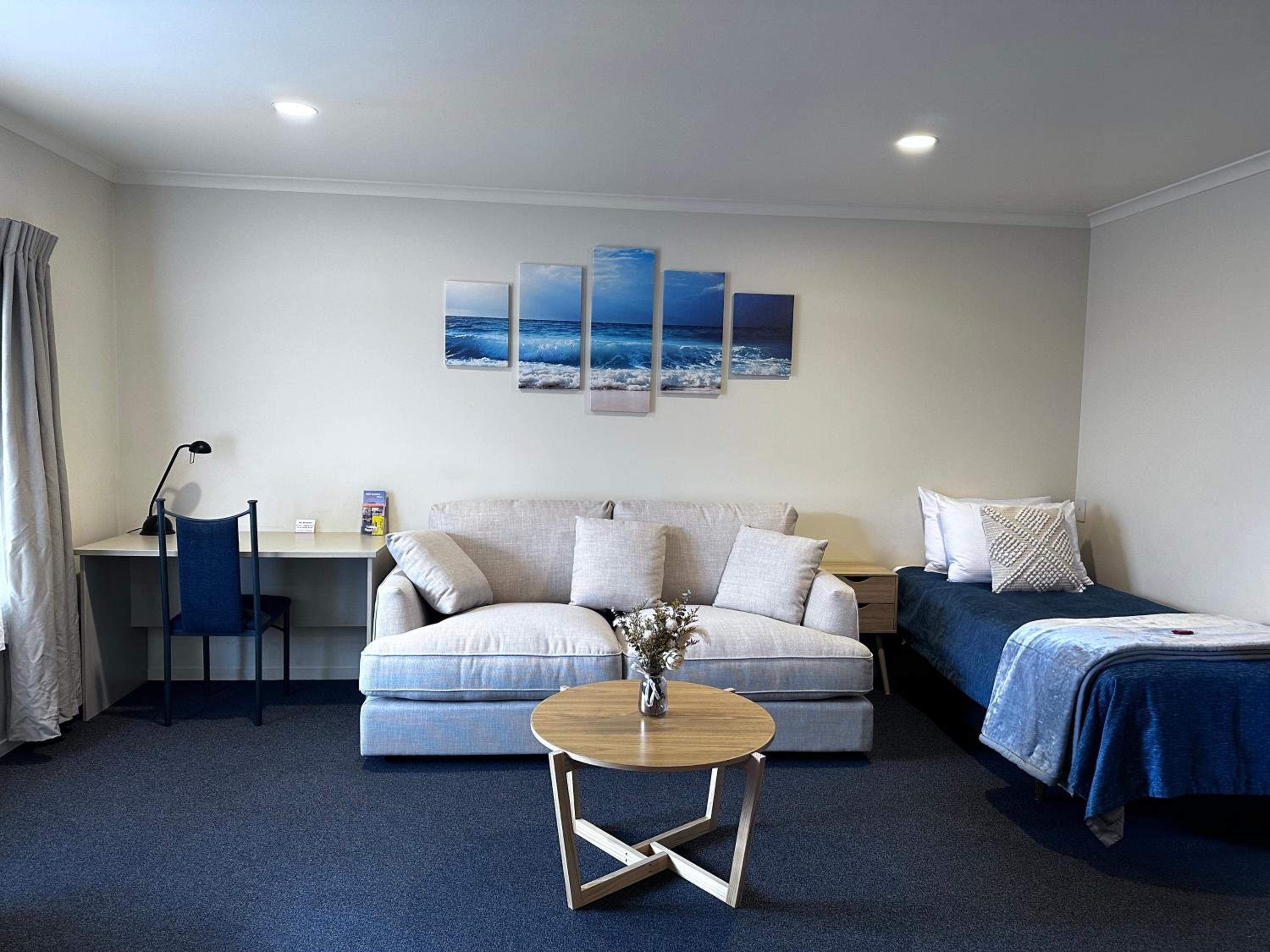 Superior One-Bedroom Suite with Spa Bath with Air Conditioning - Photo 17
