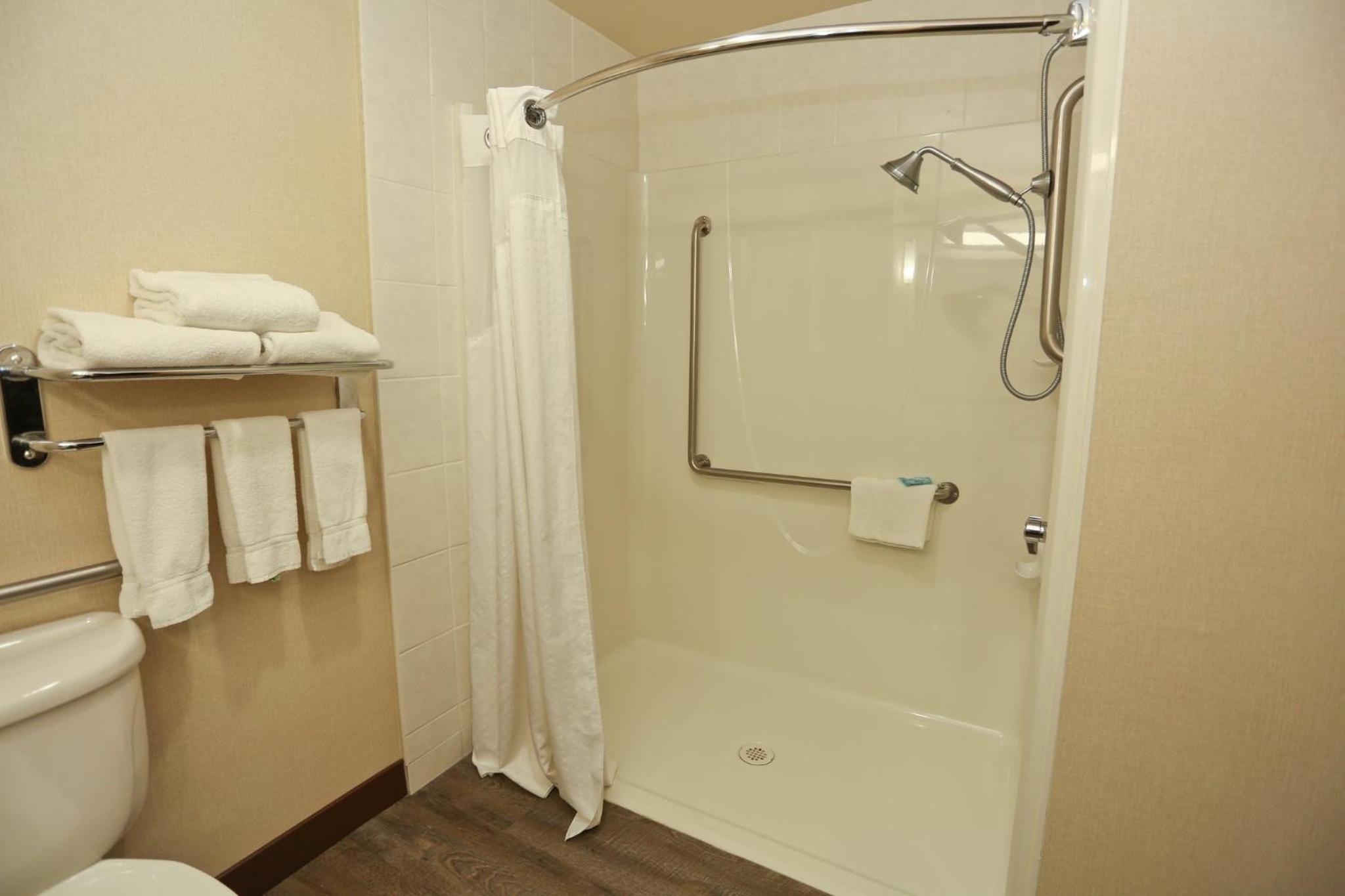 Double Room - Mobility Access with Roll-in Shower - Photo 3