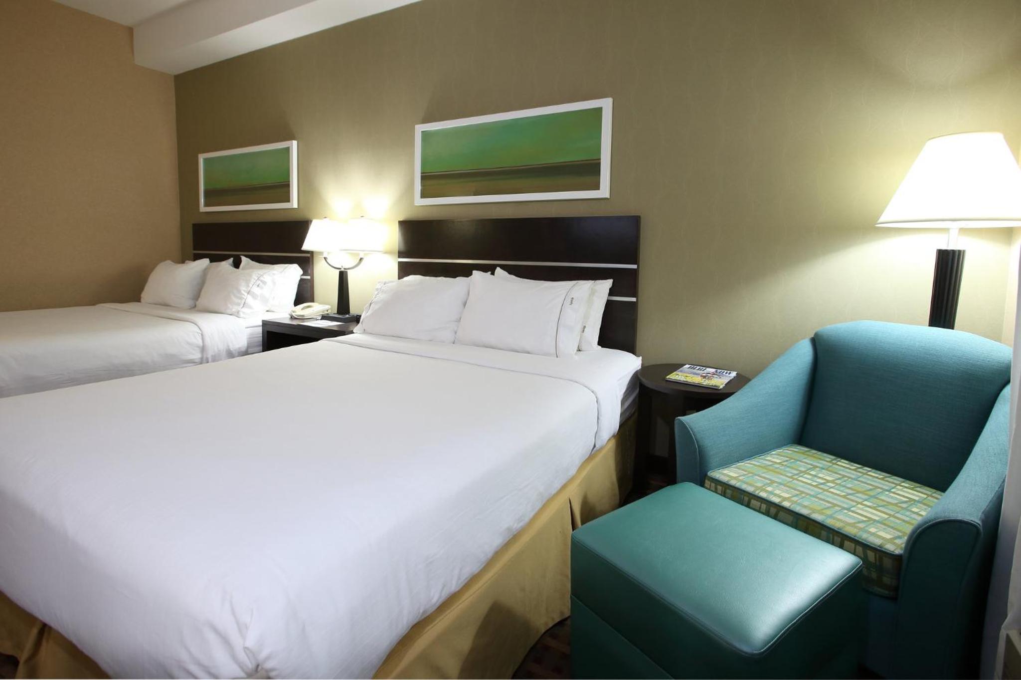 Standard Queen Room with Two Queen Beds - Photo 6