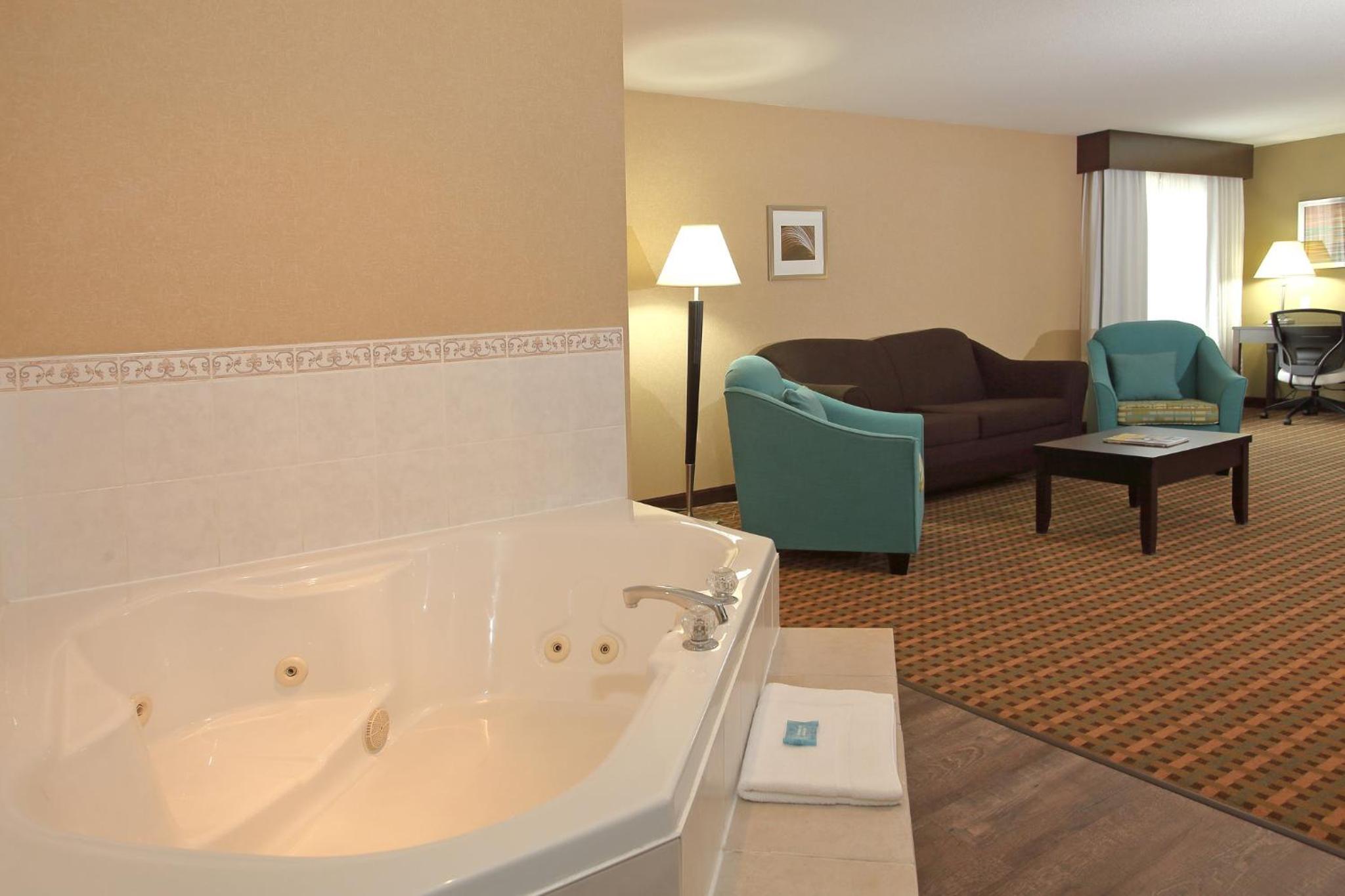 Superior King Suite with Spa Bath - Photo 7