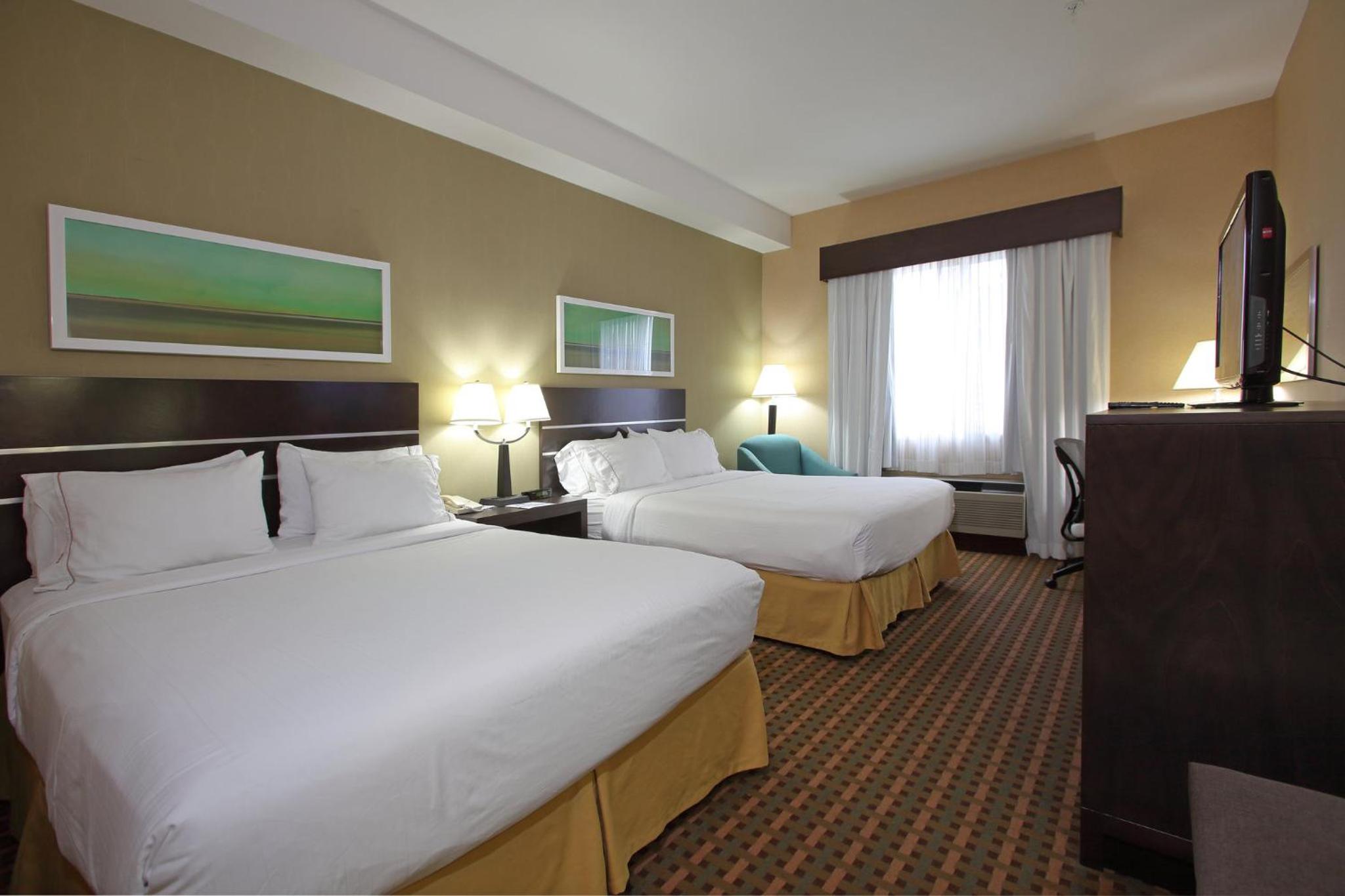 Standard Queen Room with Two Queen Beds - Photo 3