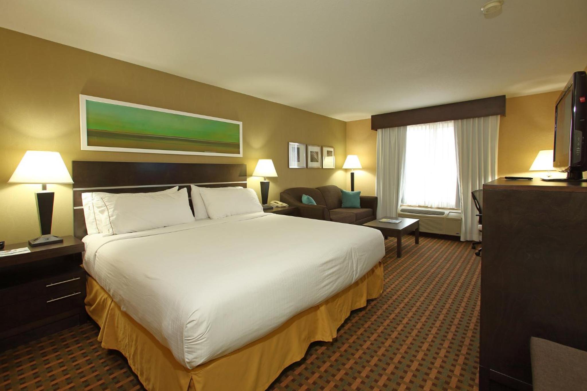 Standard King Room with Sofa Bed - Photo 2