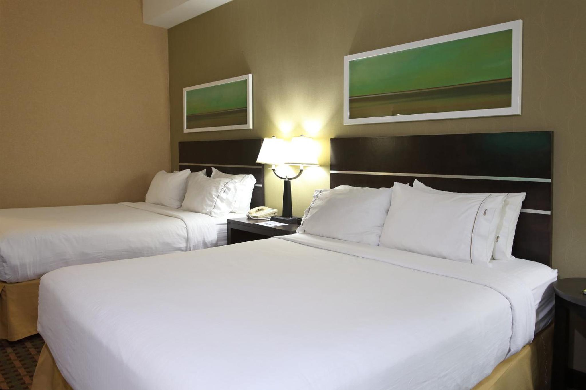 Standard Queen Room with Two Queen Beds - Photo 5