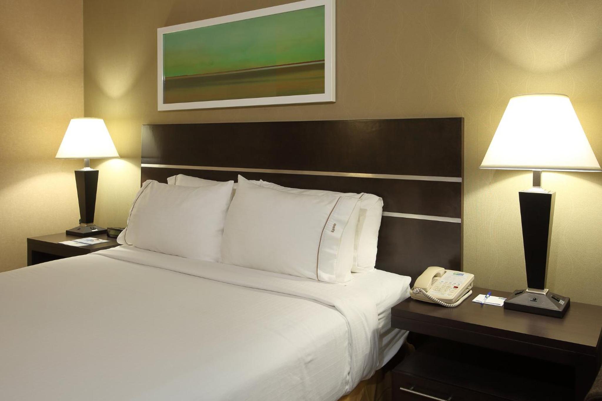 Standard King Room with Sofa Bed - Photo 8