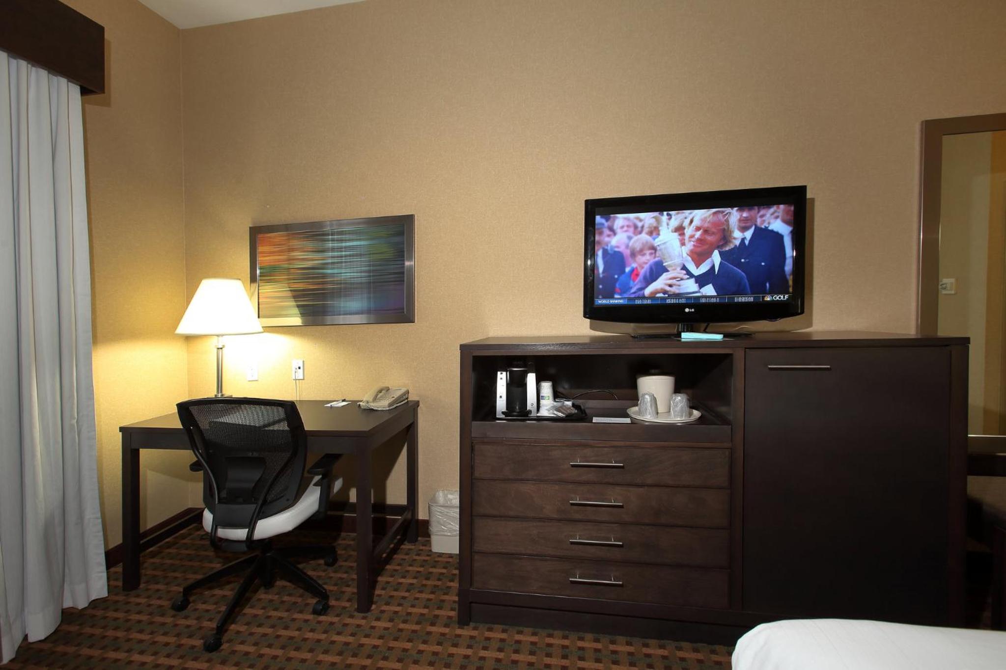 Standard King Room with Sofa Bed - Photo 9