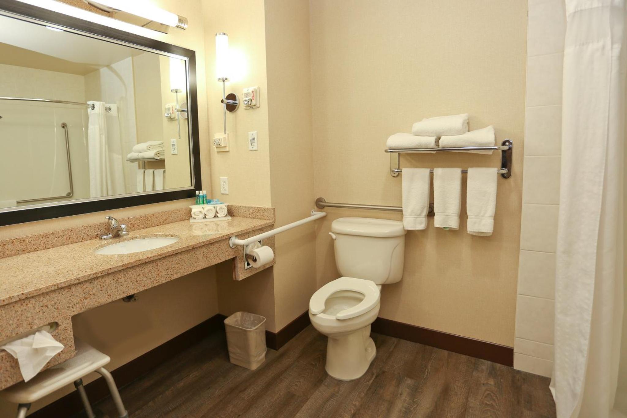 Double Room - Mobility Access with Roll-in Shower - Photo 4